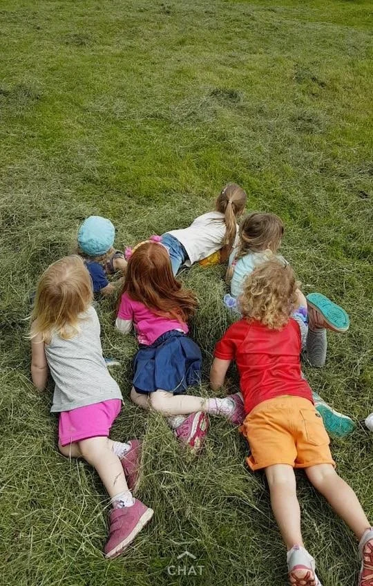 Barnehagebarn på tur i naturen rundt Aadland gards- og friluftsbarnehage