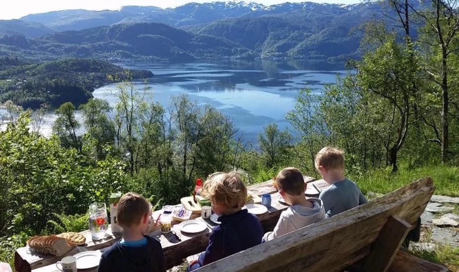 Barnehagebarn på tur til Ospekleiva med Aadland gards- og friluftsbarnehage om sommeren