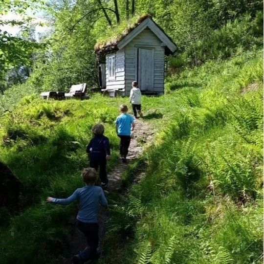 Barnehagebarn på tur i naturen ved Ospekleiva