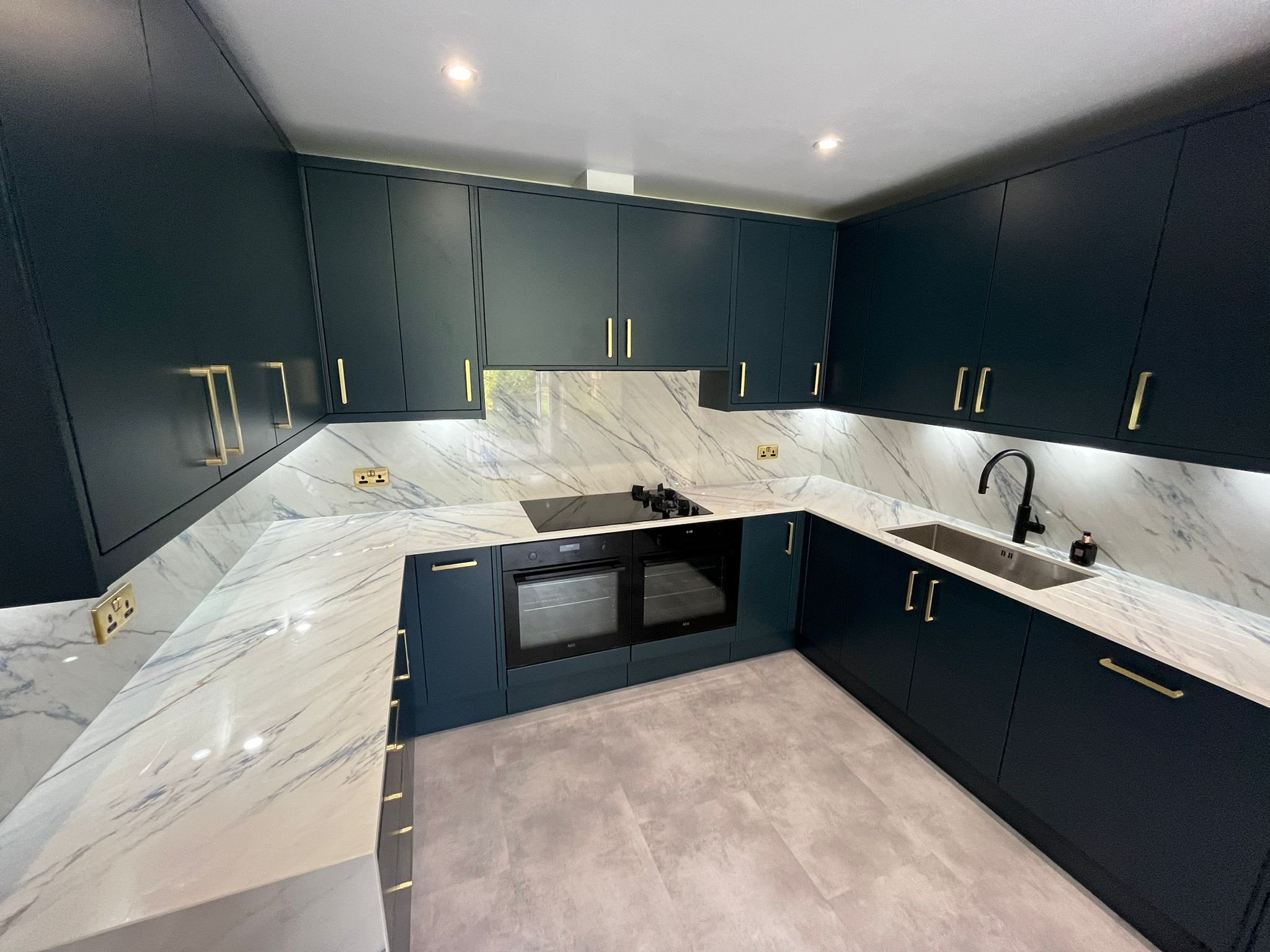 Stunning Magnet blue painted kitchen with Quartz worktops and full height splashbacks. All fully decorated out to finish.
