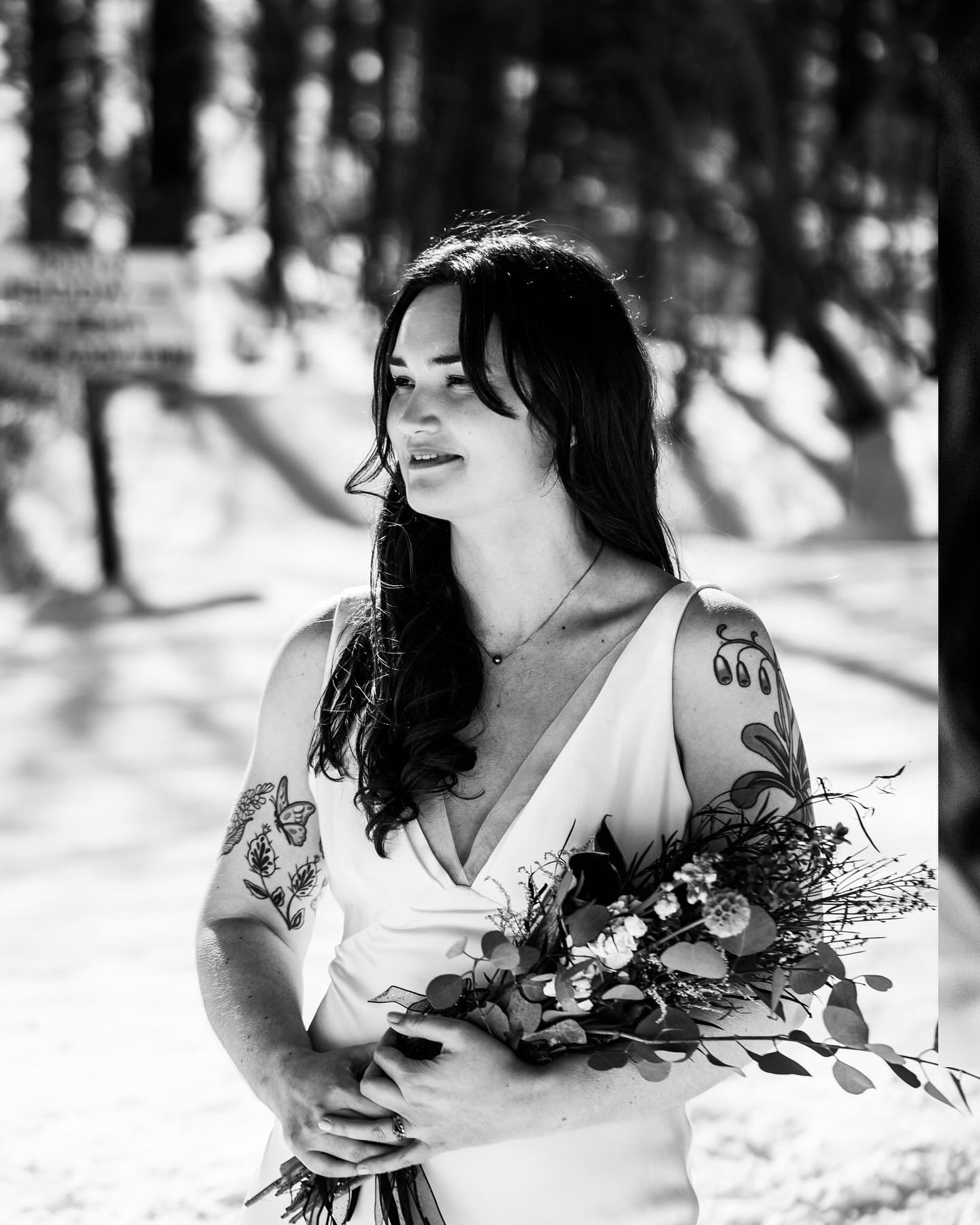 Serving up a little visual AC with this snowy stunner ❄️☀️
Vermont is in a full-on heat wave, so here&rsquo;s your reminder that winter weddings do have their perks&mdash;like golden light, peaceful woods, and you never have to worry about being too 