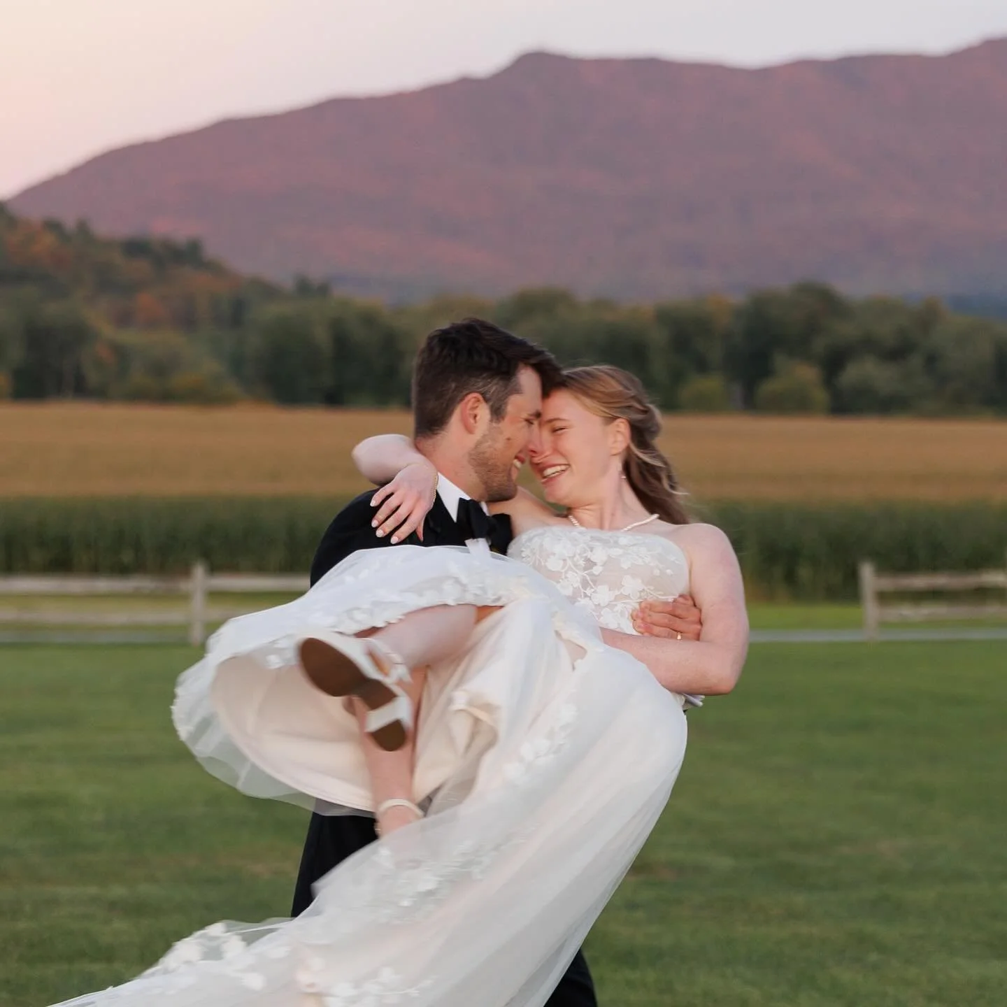 Heading into one of the last weekends of wedding season like&hellip; 💍💫 

Venue @boydenvalleywinery 
Hair @hairbyamandamarie80 
DJ @musiceventsvt 
Catering @pizzeriaveritavt

#vermontwedding #vermontweddingphotographer #vermontweddings #vtwedding #