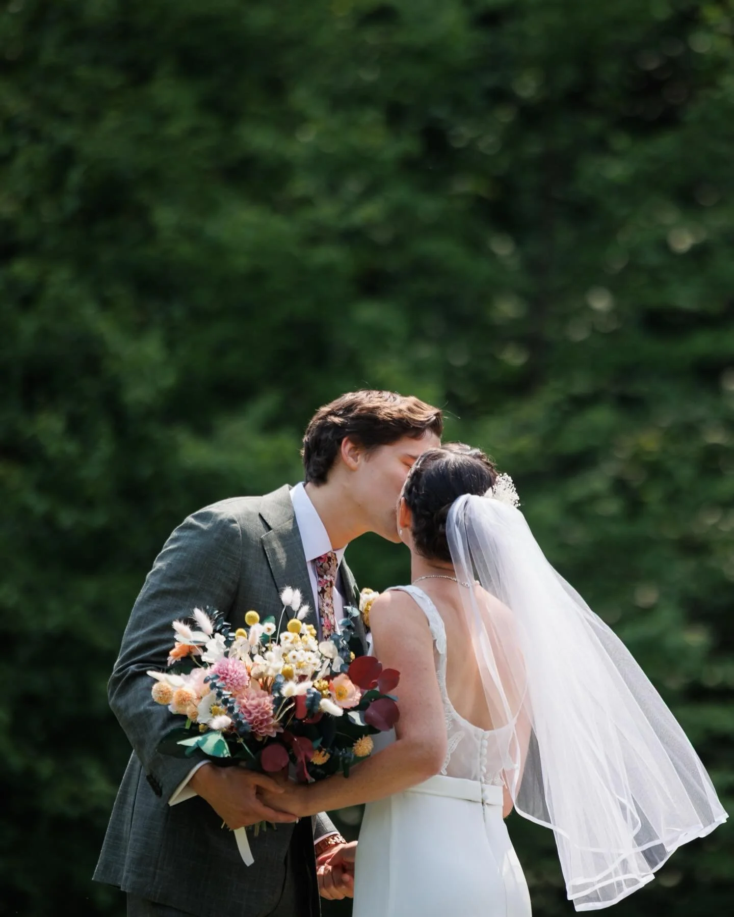 First looks aren&rsquo;t just about the photos&hellip;
they&rsquo;re about giving yourselves a quiet moment together before everything begins.

A chance to slow down, take it all in, and actually be with each other.

And yes&hellip; it also means you