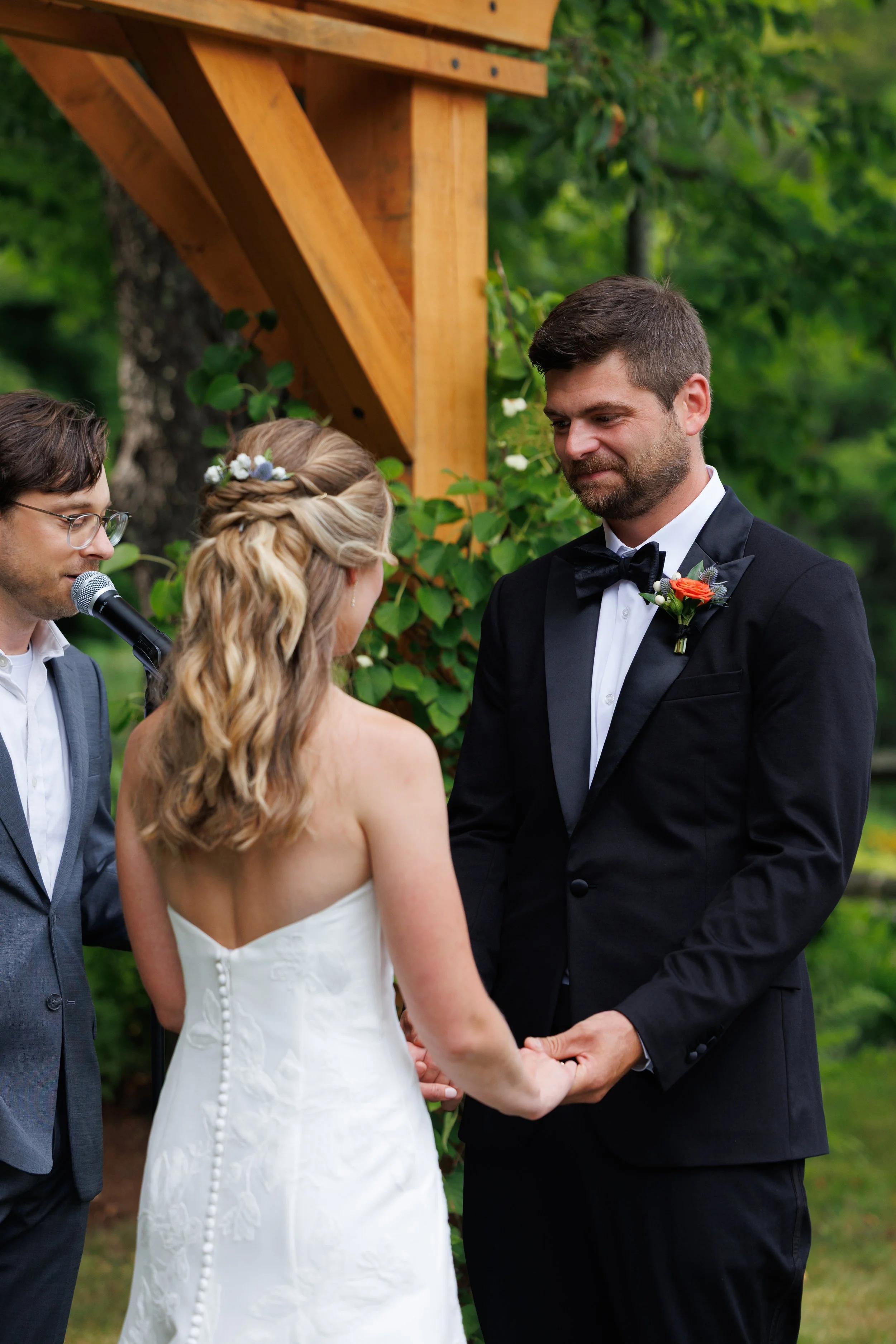 mad-river-barn-wedding-ceremony-waitsfield-vermont-379.jpg
