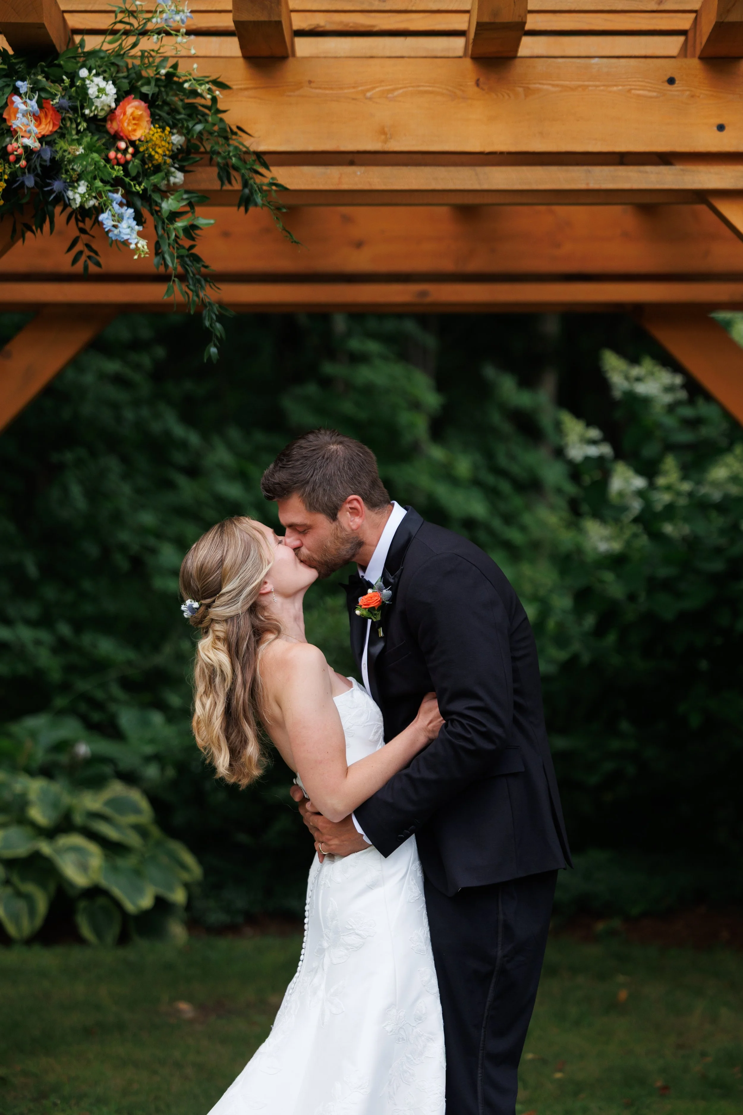 mad-river-barn-wedding-ceremony-waitsfield-vermont-462.jpg
