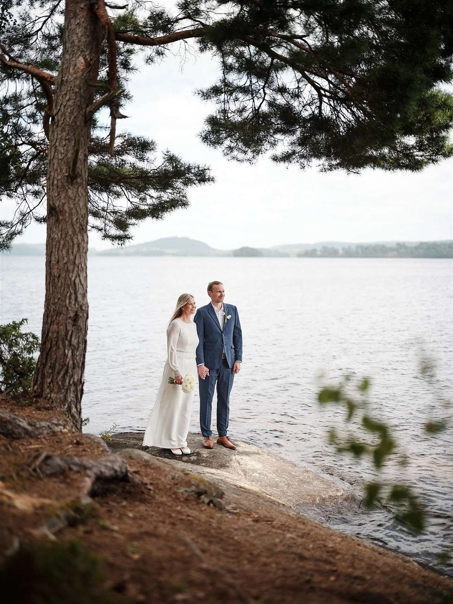 P&aring;l och Elisabeth &ouml;verraskade v&auml;nner och familj n&auml;r de sm&ouml;g iv&auml;g och gifte sig utan att n&aring;gon anade n&aring;got💍

Fint att f&aring; vara med och f&ouml;reviga dagen med br&ouml;llopsfotografering 💛

#bruhnsphoto