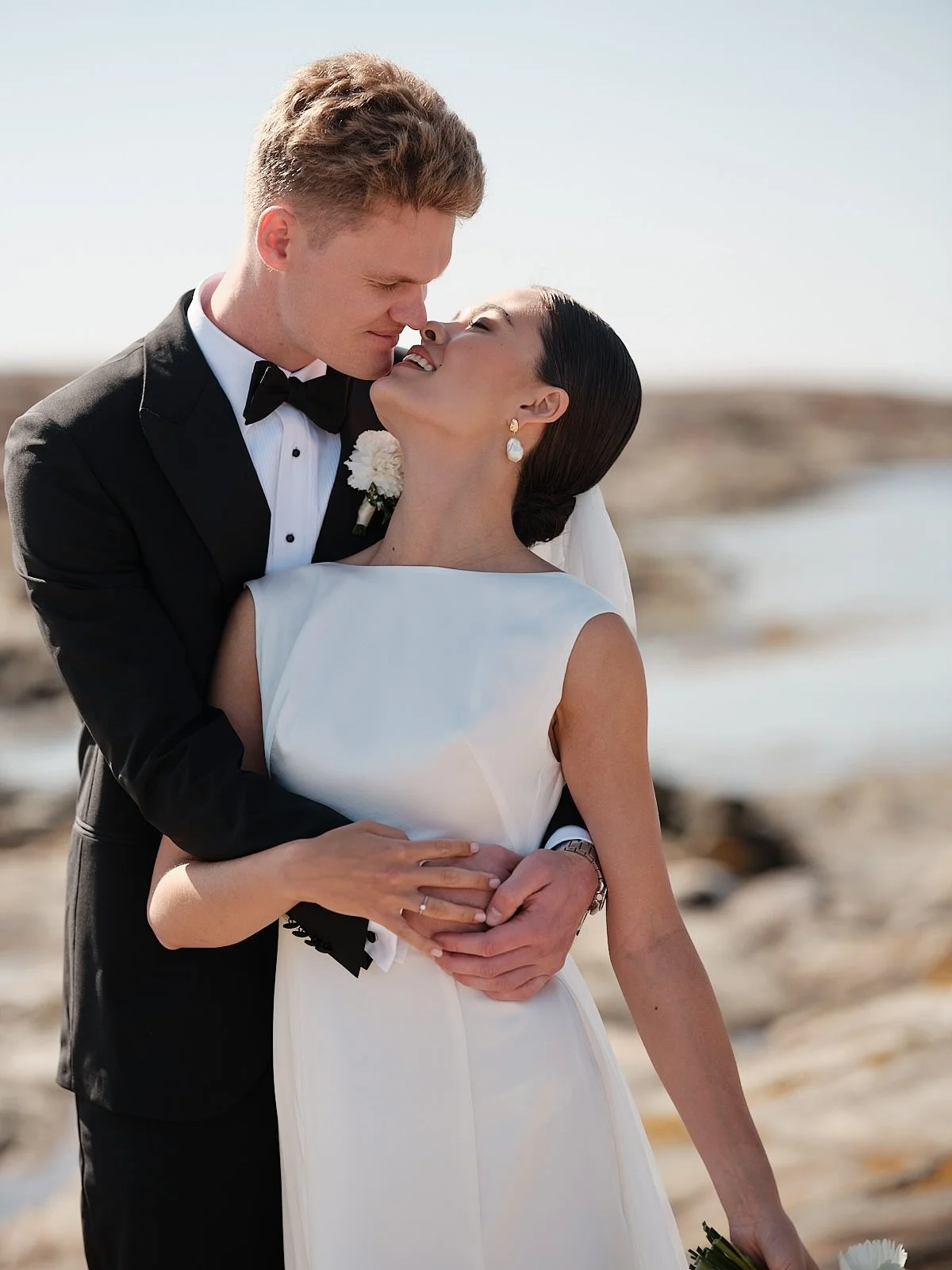 Br&ouml;llopsfotografering med Luka och Andreas, och vilken dag det blev 💛 Sm&ouml;gen visade sig fr&aring;n sin b&auml;sta sida och vi tog br&ouml;llopsbilder p&aring; flera av mina favoritplatser p&aring; &ouml;n. 

#bruhnsphoto #br&ouml;llopp&ari