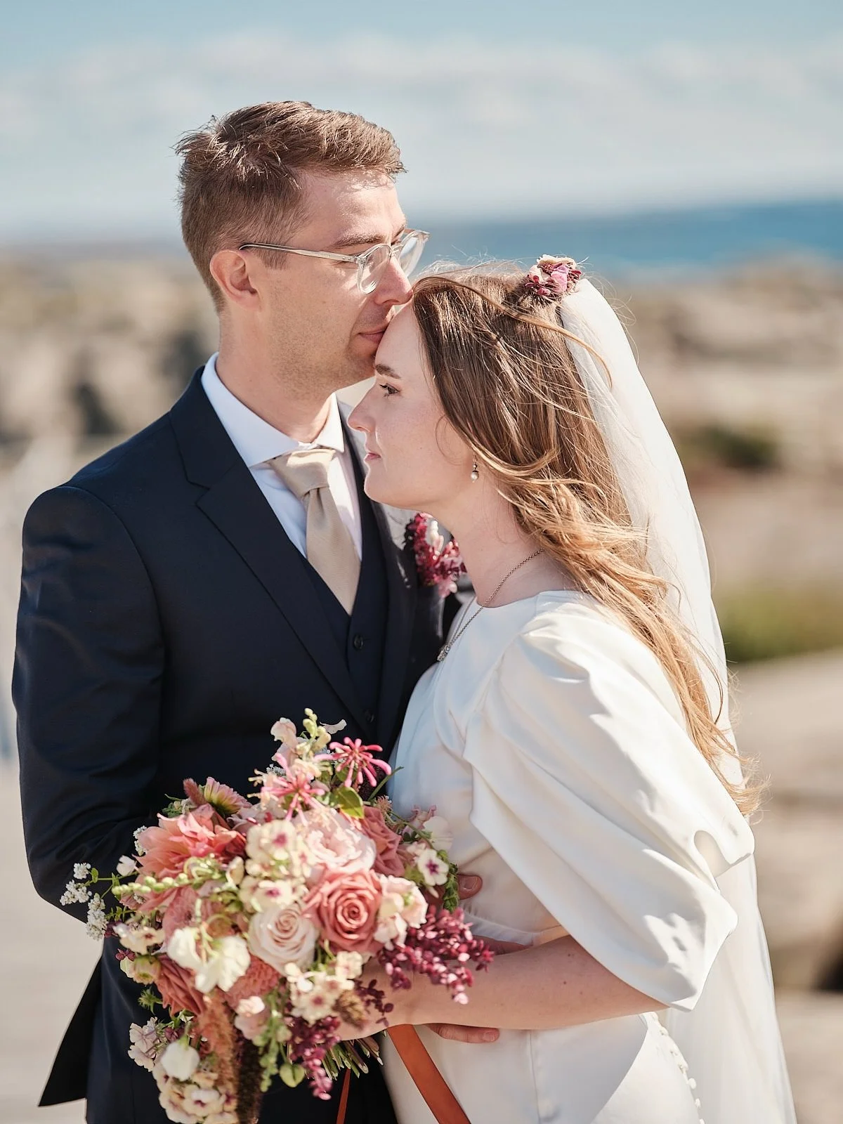 Matilda och Ludvig 💛
Friska vindar och bl&aring; himmel, precis som ett br&ouml;llop ska vara ute p&aring; H&aring;ll&ouml;. Tack f&ouml;r att jag fick vara med och f&ouml;reviga er stora dag!

#bruhnsphoto #bruhnsfoto #br&ouml;llopp&aring;sm&ouml;g