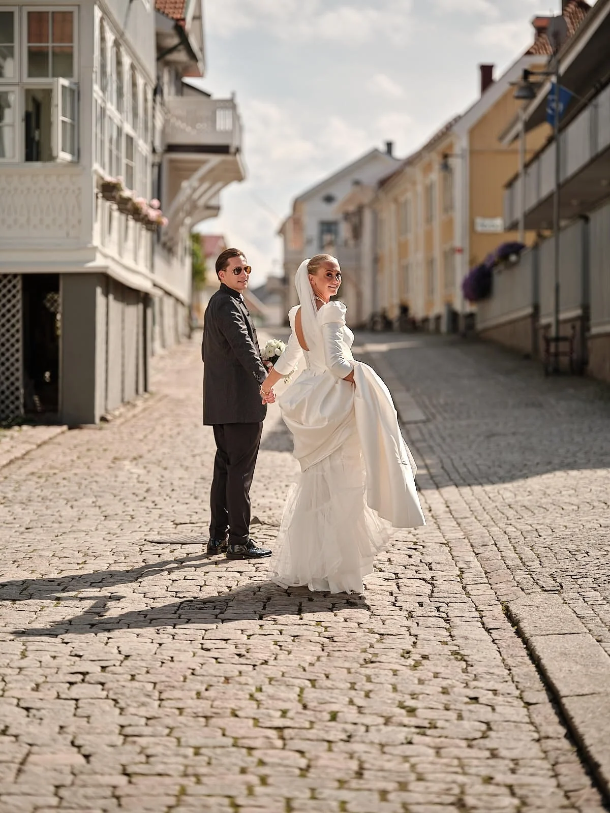 Sista l&ouml;rdag i augusti var det Lisa och Julians tur att s&auml;ga ja till varandra 💍 V&auml;dret sprack upp och det blev en fantastisk dag p&aring; alla s&auml;tt. 

Tack f&ouml;r att vi fick vara med och f&ouml;reviga er stora dag 🤍

#bruhnsp