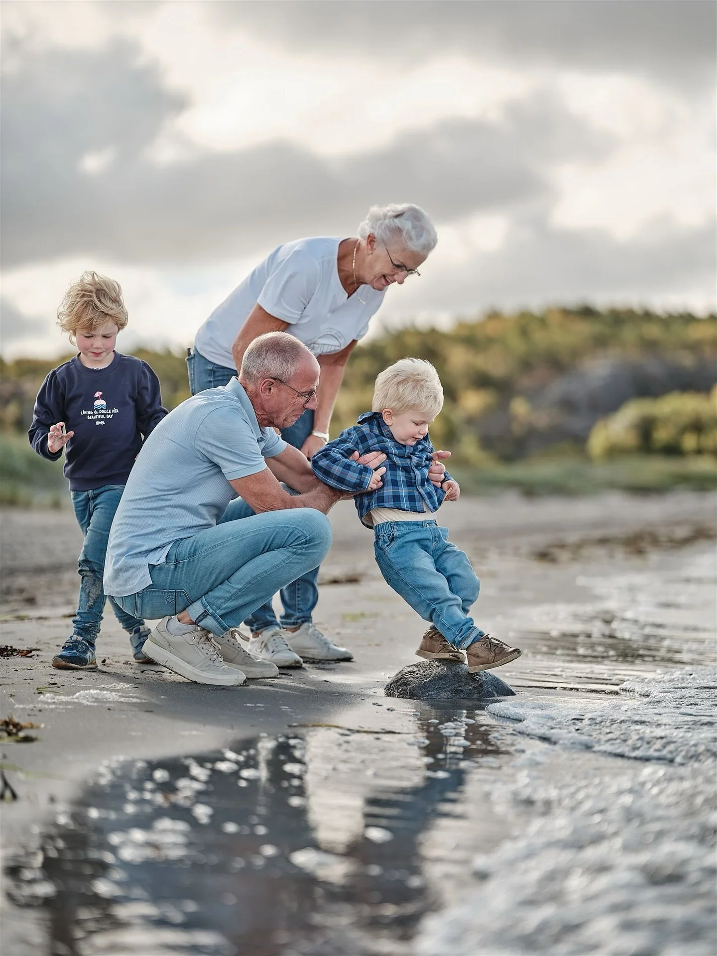 Familjen Kraan fr&aring;n Holland kom till Sverige f&ouml;r att fira sina f&ouml;r&auml;ldrars 40&aring;riga br&ouml;llopsdag. De passade p&aring; att f&ouml;reviga dagen med en familjefotografering. Vilket fin present och minne f&ouml;r livet 💛

#b