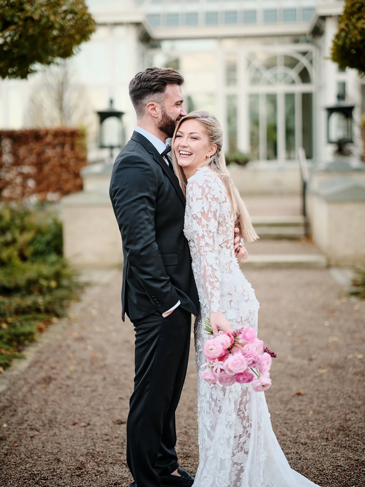 F&ouml;rfr&aring;gningar p&aring; br&ouml;llopsfotografering 2026 b&ouml;rjar trilla in. Det &auml;r flera som &ouml;nskar samma datum och det &auml;r s&aring; tr&aring;kigt att inte kunna s&auml;ga ja till alla. 

S&aring; mitt tips &auml;r att vara