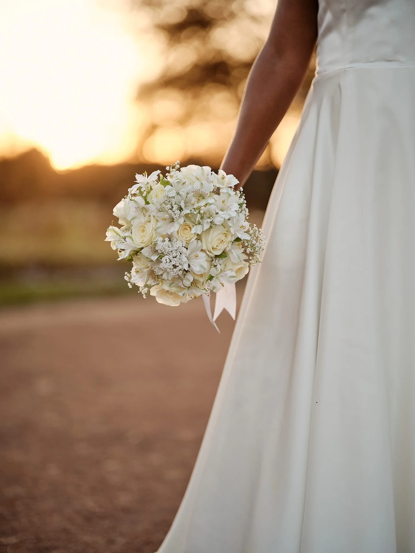 Det blev ett br&ouml;llop till innan vi st&auml;nger br&ouml;llopss&auml;songen 2025 💛 En vindstilla novemberdag med ett fantastiskt ljus 🍁

Helgens brudpar har valt att h&aring;lla ceremonin privat och d&auml;rf&ouml;r visar jag bara n&aring;gra u