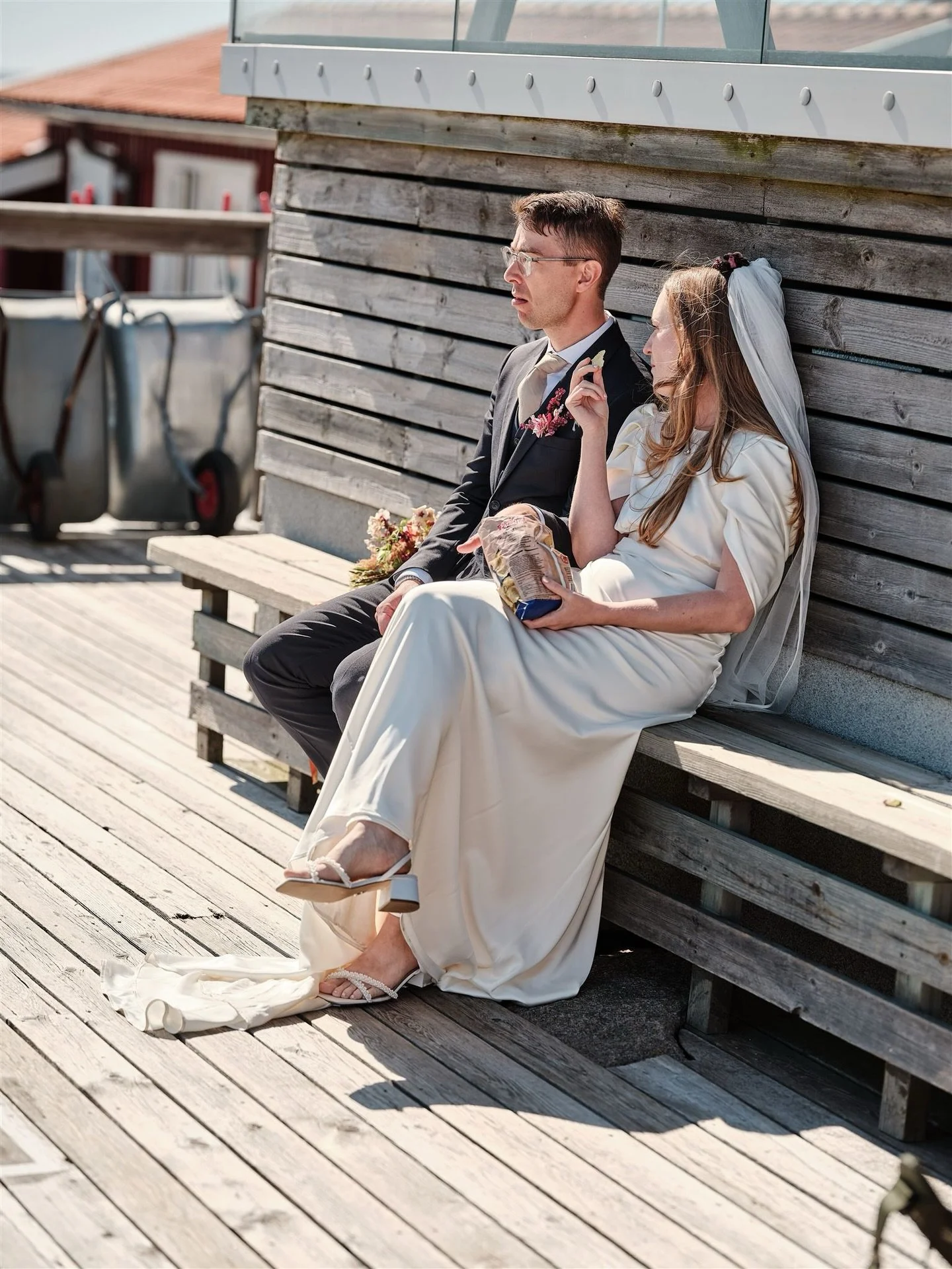 &Auml;lskar att f&aring;nga &ouml;gonblicken 🤍
N&auml;r brudparet inte t&auml;nker p&aring; kameran. Det &auml;r fint. 

#bruhnsphoto #br&ouml;llopsfotograf #br&ouml;llopp&aring;sm&ouml;gen #br&ouml;llop2026 #fotografv&auml;stkusten #h&aring;ll&ouml