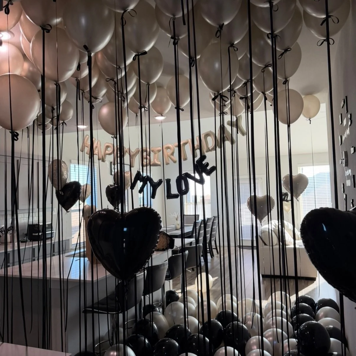 Happy Birthday My Love 🖤

#DallasDecor
#LuxuryDecor
#BirthdayDecorIdeas
#BalloonDesigner
#LuxuryBalloonDecor
#BalloonStylist
#DallasEventStylist
#HotelAndHomeDecor
#BalloonCeiling