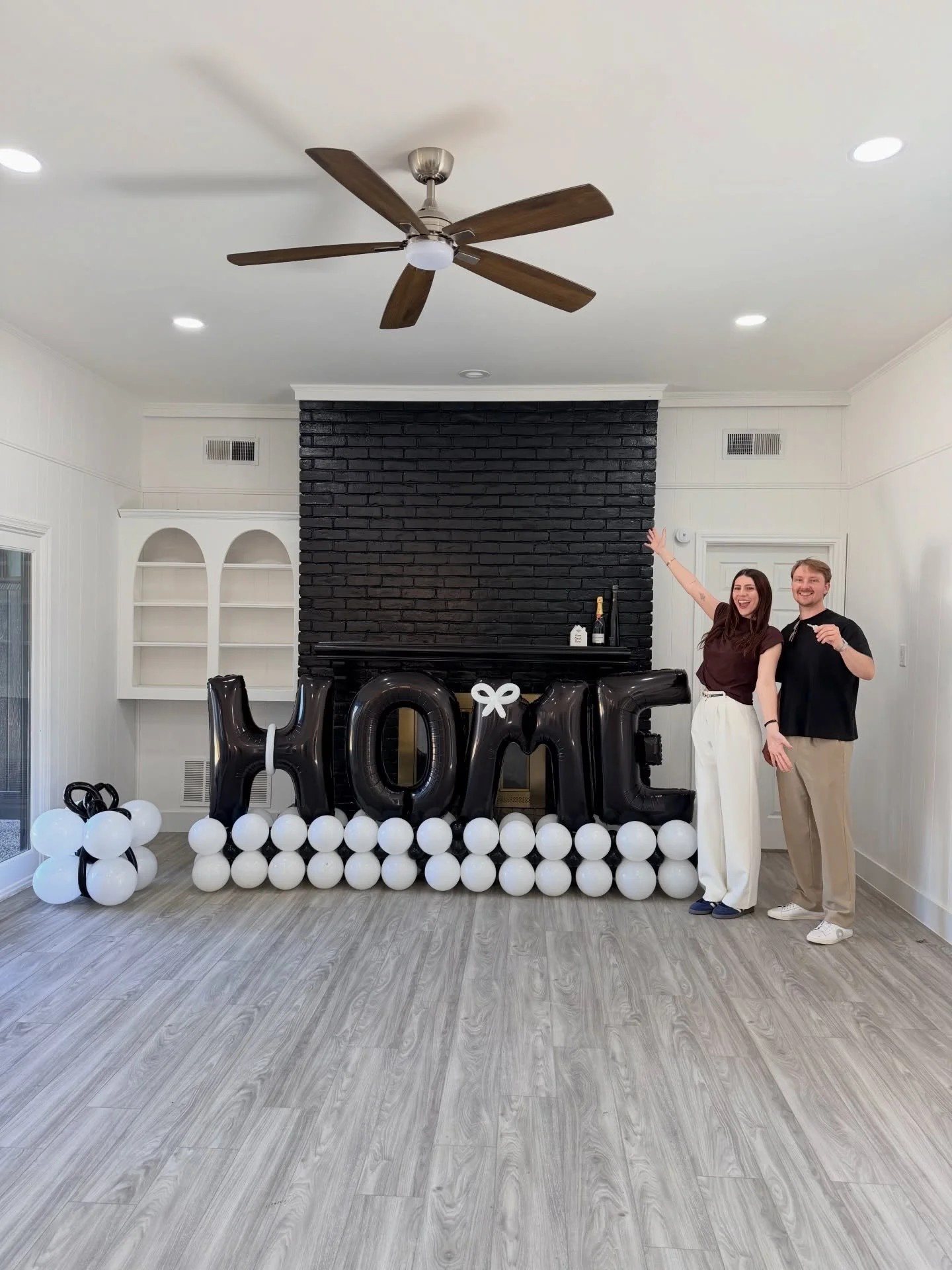 A new home, a fresh start, and a moment to remember 🤍🏡

So grateful to be a small part of such a big milestone ✨

@sellingskyline_dallas thank you for trusting me with this one!

#WelcomeHome
#RealtorClosingGift
#DallasRealtor
#NewHomeVibes
#Classy