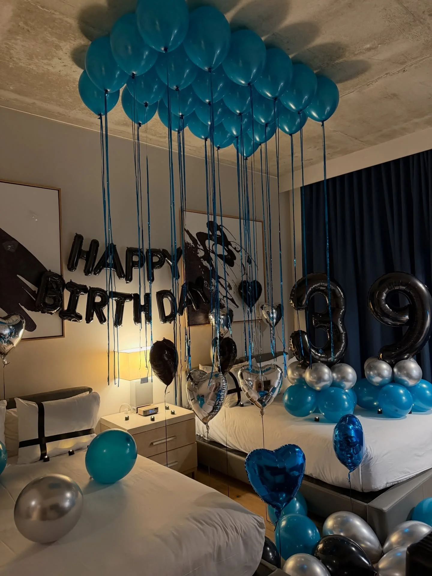 Square biz&hellip; only real setups over here. 💋

Walk in &rarr; jaw drop &rarr; phone out 📸

That&rsquo;s the goal every time.

#LuxuryVibes #BirthdaySetup #DFWBalloonStylist #EventDesign #RoomTransformation