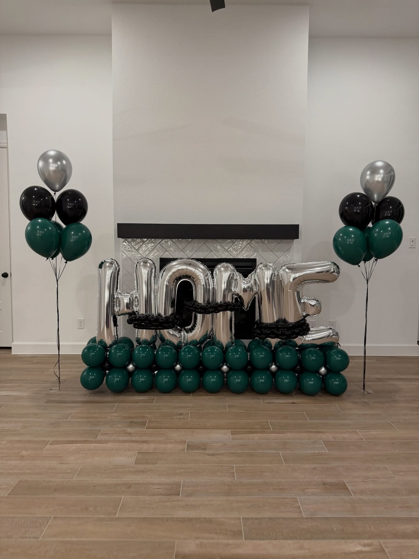 POV: Your realtor understood the assignment 💚🦅

Custom Welcome Home stack for a die-hard Eagles fan.

Because first impressions matter.

#dallasrealtor
#welcomehome
#realtorclosinggift
#balloondecor
#eaglesnation