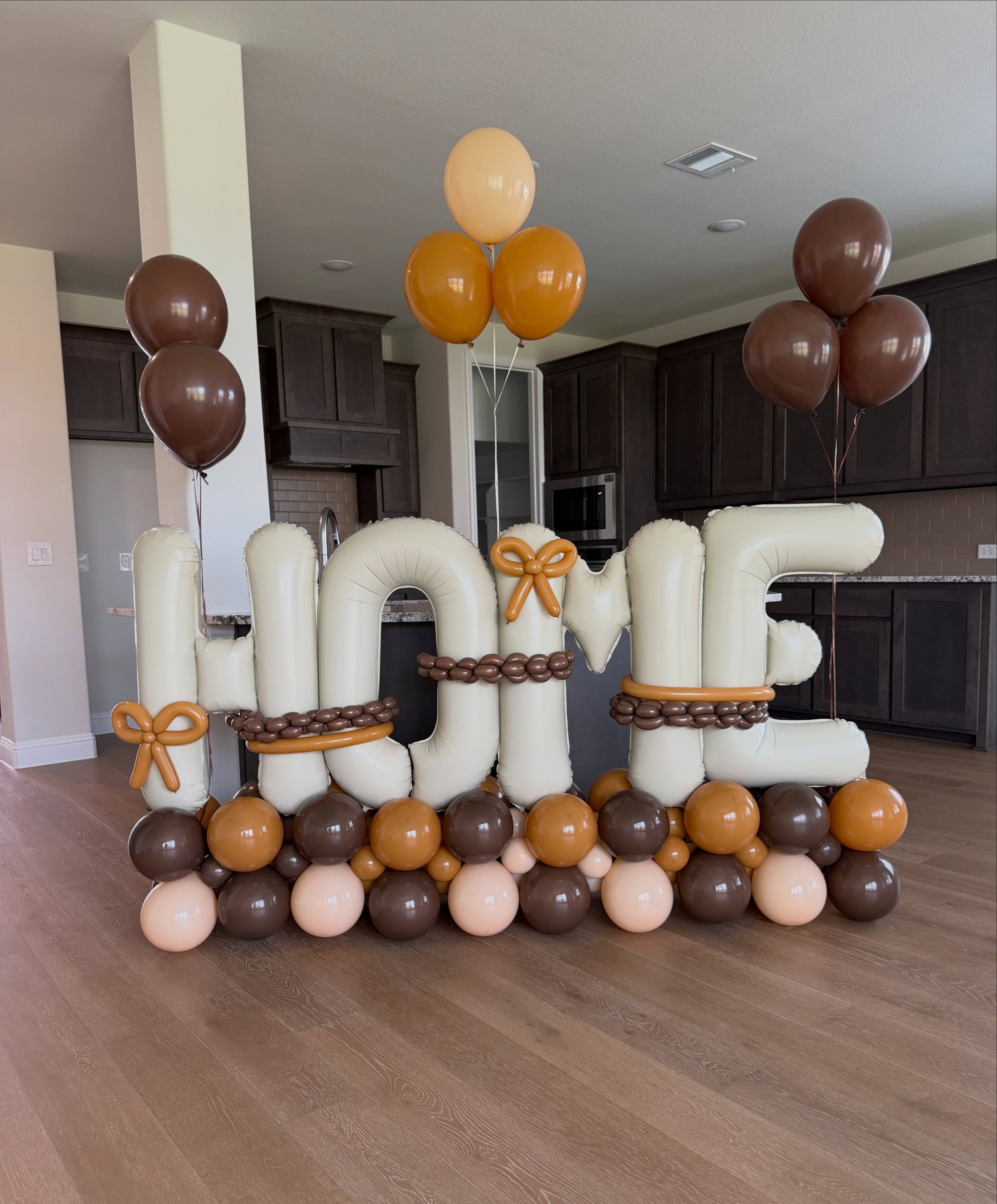 Welcome Home 🤎✨

Turning move-in days into memorable moments.
Custom welcome home balloon experiences now available in DFW.

#WelcomeHome
#DallasBalloons
#RealtorClosingGift
#BalloonDecor
#DFWSmallBusiness