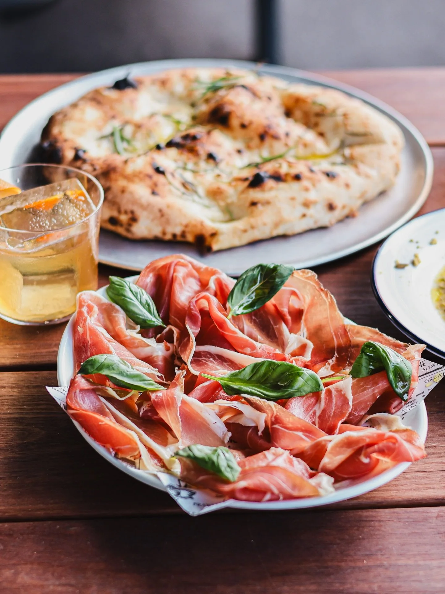 Sunshine, outdoor tables, a cold drink and our prosciutto with Italian focaccia at Empire Hotel Annandale.
Simple, delicious and made to share. 🌞🍺
#EmpireAnnandale #SydneyEats #InnerWestFood #OutdoorDiningSydney #ProsciuttoLovers #FocacciaLove