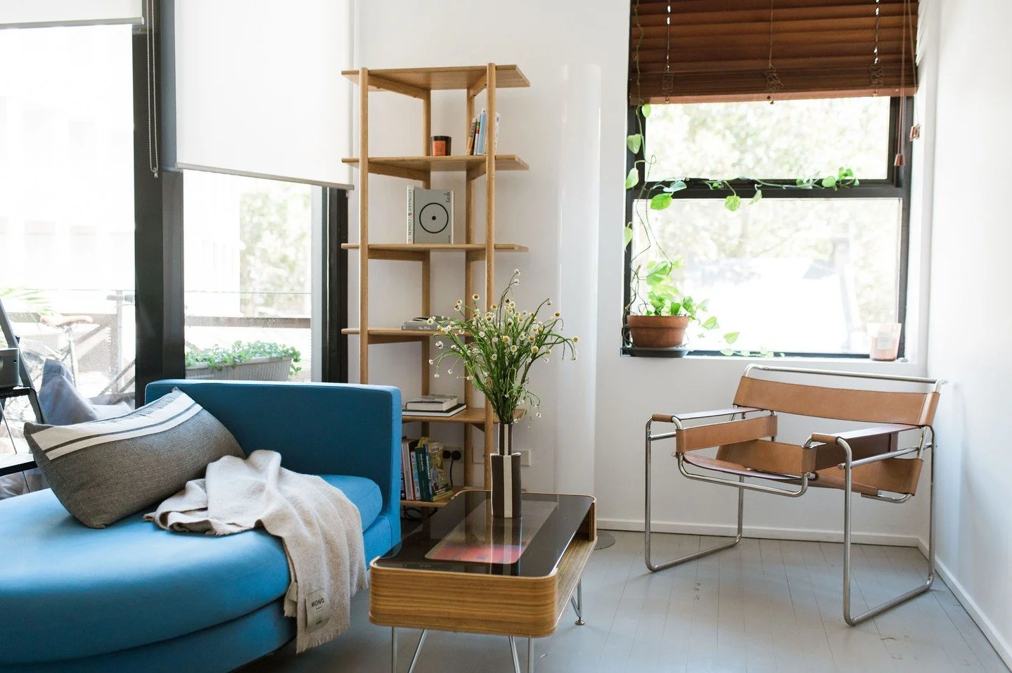 PROJECT FEATURE: The Early Bird's Nest.

A warehouse conversion apartment in a leafy Surry Hills street in Sydney for an interior designer. Filled with iconic and bold furniture pieces, colours that speak to her soul, carefully curated sentimental ob