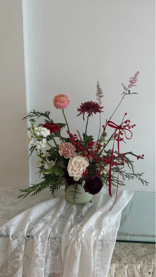 From candlelit evenings and winter blooms to the adornments that shape a home.