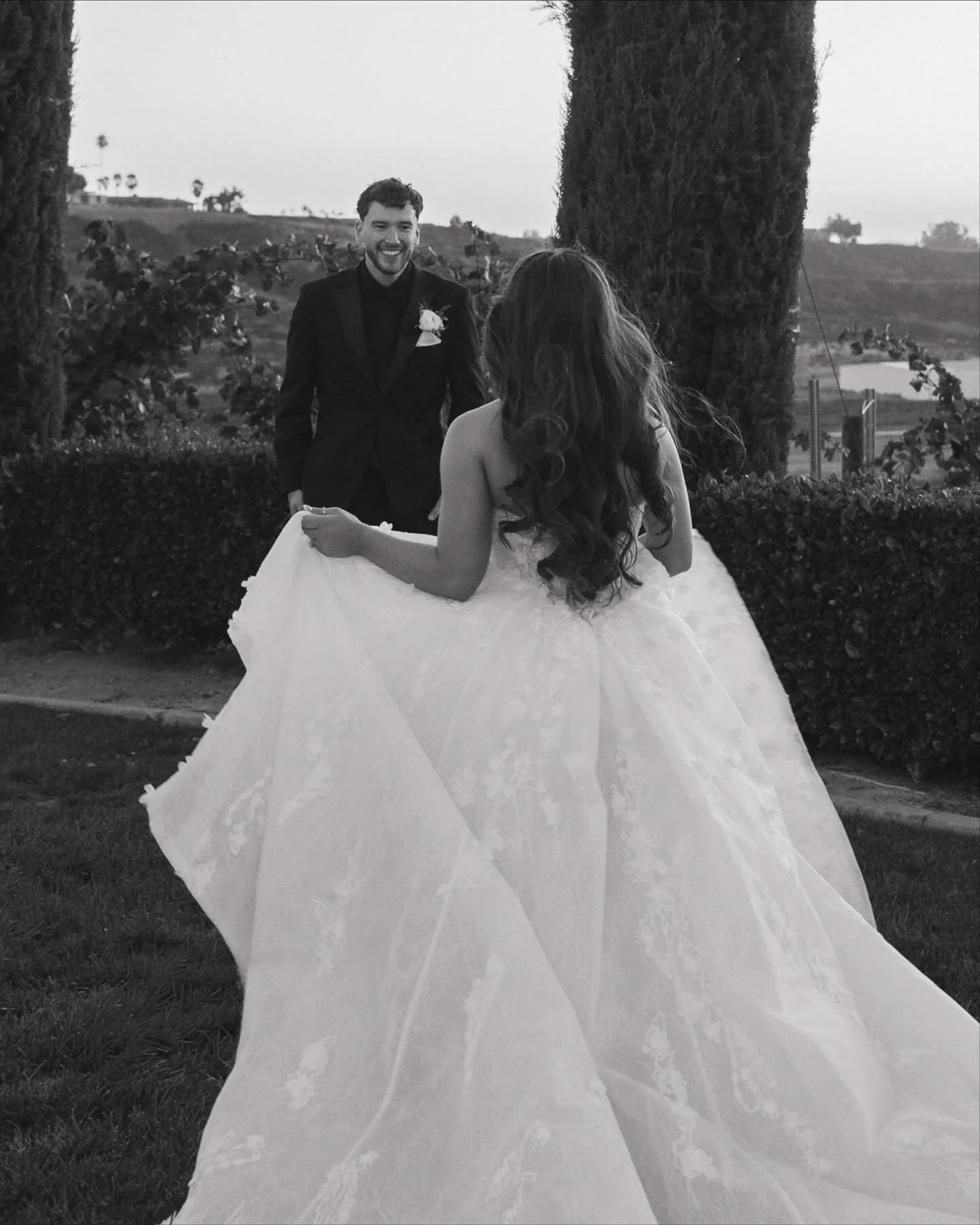 Wine country for Regan + Carters wedding day 🦢#jennifernoellephotography #firstandlasts #belovedstories #loveandwildhearts #palmspringsweddingphotographer #orangecountyweddingphotographer #bitesandtickles #posica_app #unscriptedposingapp #california