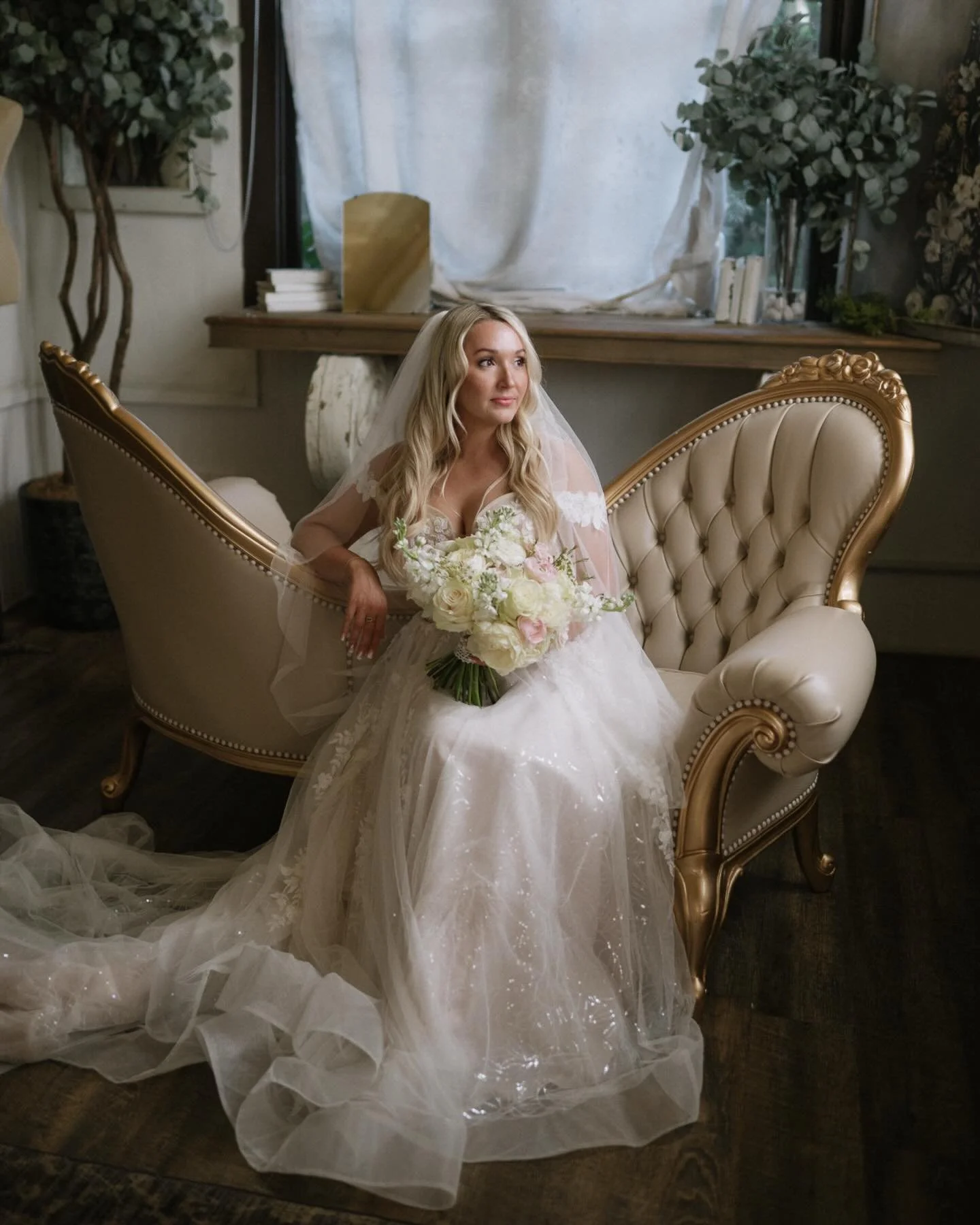 Kalyanne + Brock @twinoaksgardens on digital and film🦢
#jennifernoellephotography #palmspringsweddingphotographer #orangecountyweddingphotographer #temeculaweddingphotographer #sandiegoweddingphotographer posica_app unscriptedposingapp californiawed