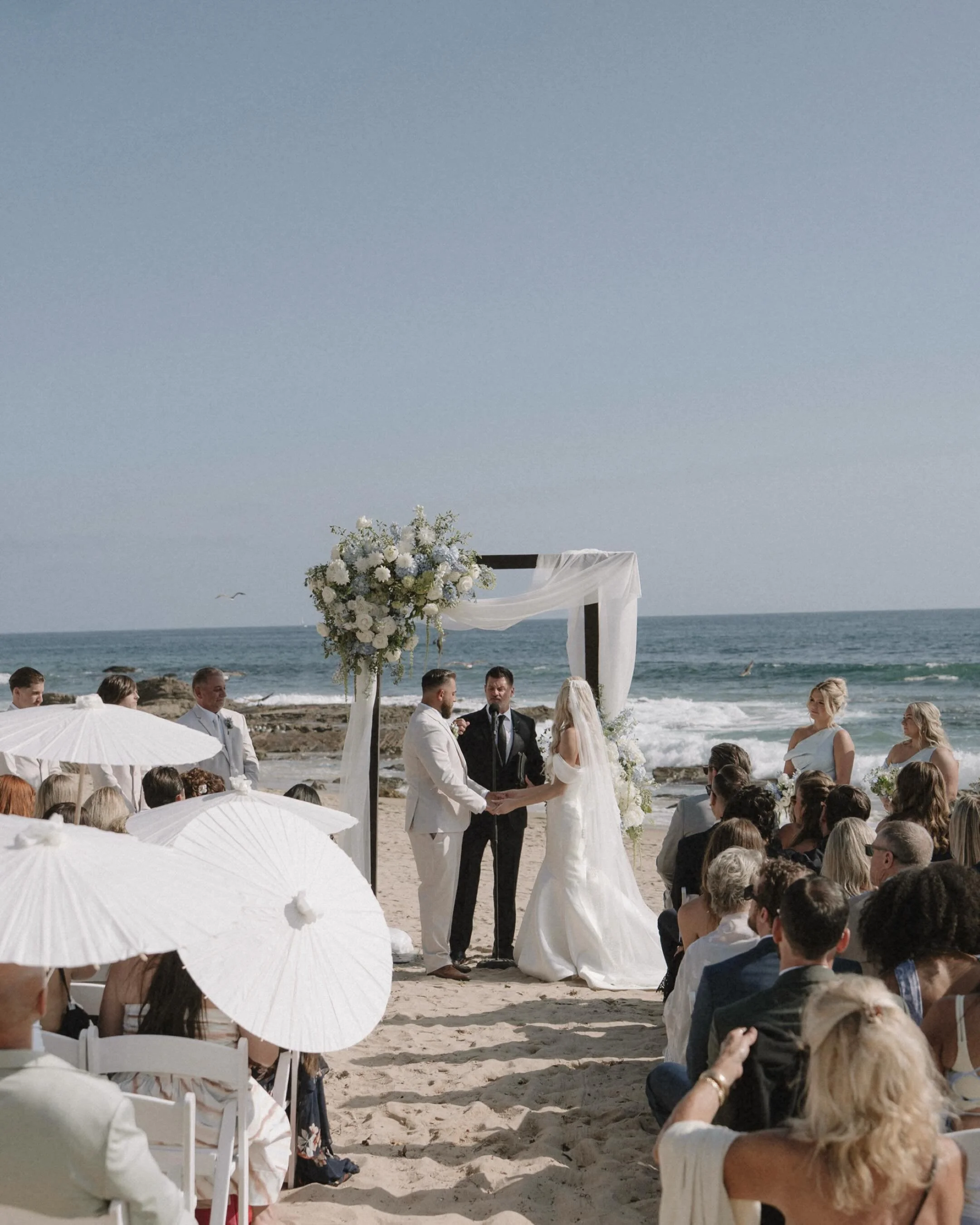 Caitlin + Shawn on the coast in Newport Beach 🐚🌊the most perfect California beach wedding 
Photography : @jennifernoellephotography 
Venue : @crystalcovestatepark / @thebeachcombercafe 
Coordinator : @haus.and.company
Floral : @haus.and.company
Vid