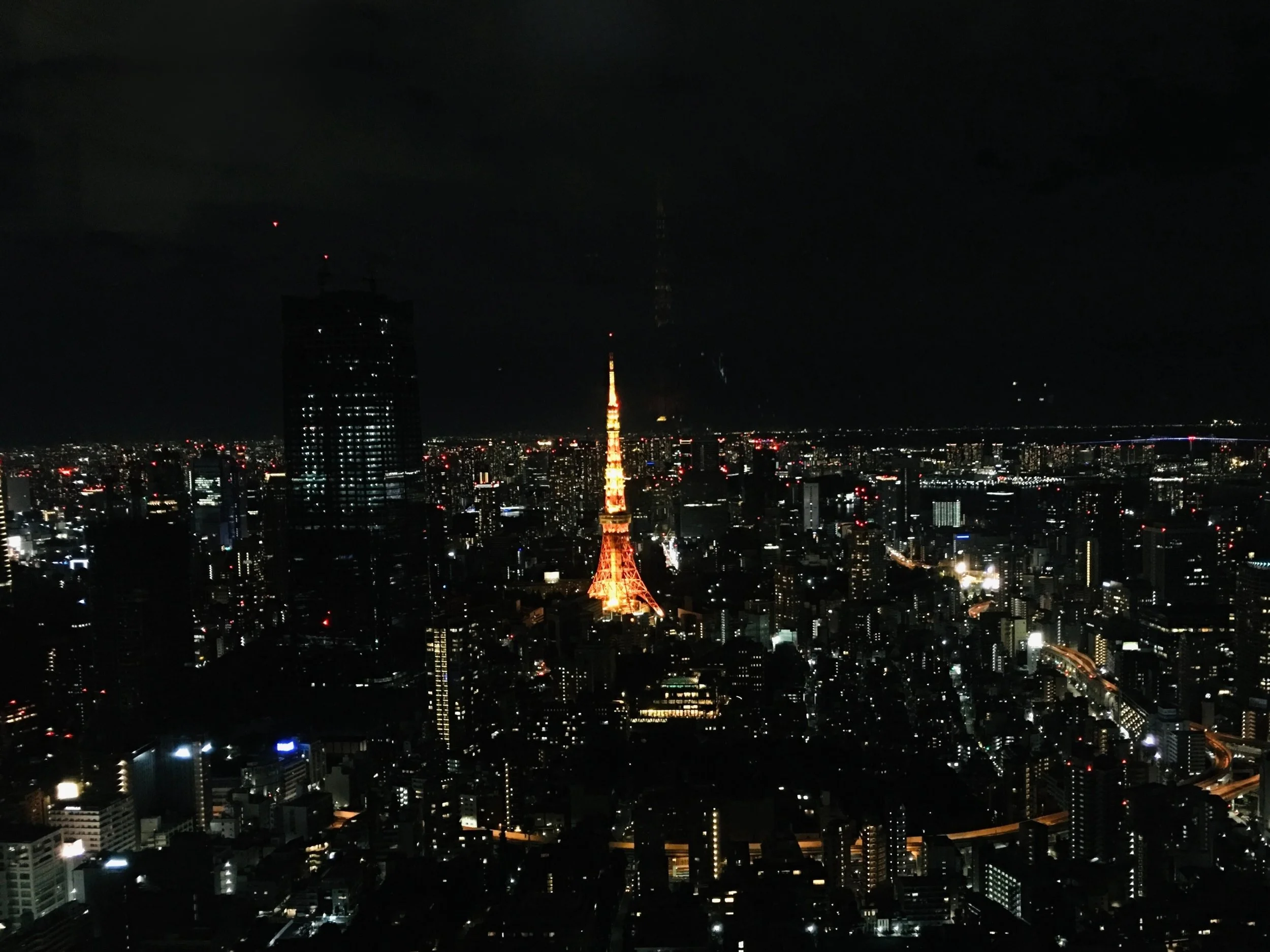 六本木ヒルズから見た夜の東京タワーがオレンジ色に輝く