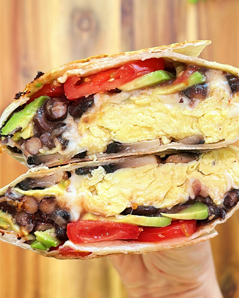 Reggeli tojásos burrito fekete babbal, avokádóval és portobello gombával