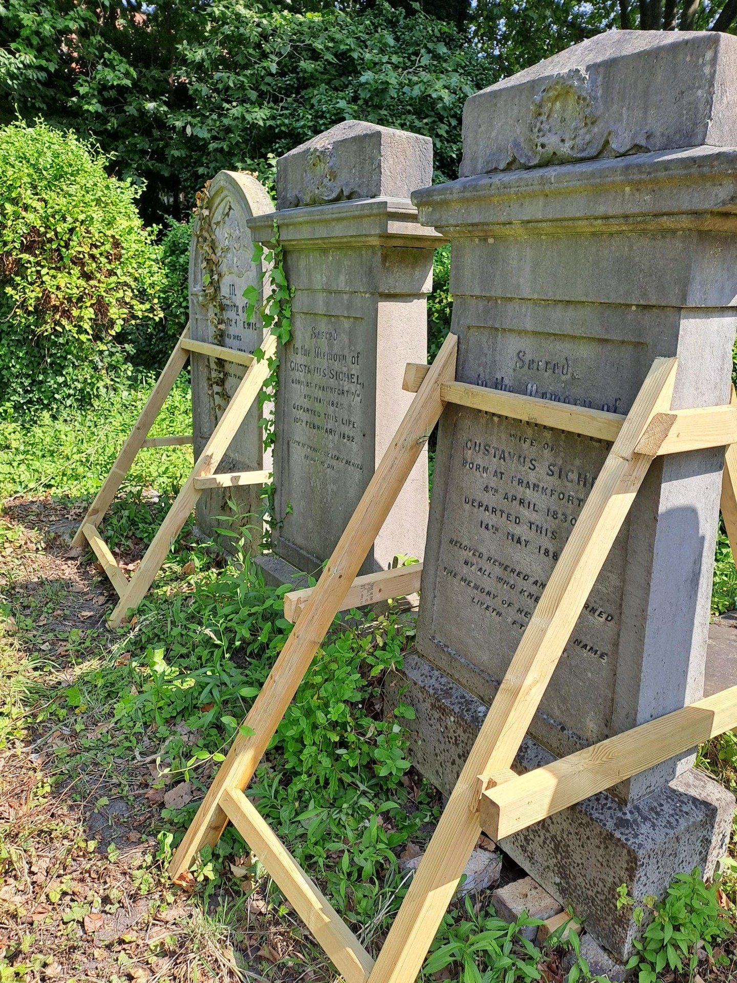 Coming up in November at BPR Cemetery are talks, walks and hands-on activities (though imagine these headstone looking much more autumnal...🍂)

1. Hands-on Restoration &amp; Conservation Workshop, with Tom Bardwell
Balls Pond Road Cemetery, Sunday 1