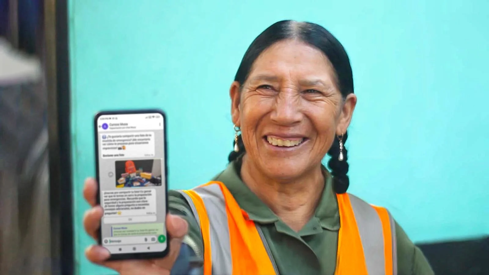 Aprendizaje en sus bolsillos:  Desarrollo de la fuerza laboral simple y familiar, justo donde la gente ya está – en WhatsApp.