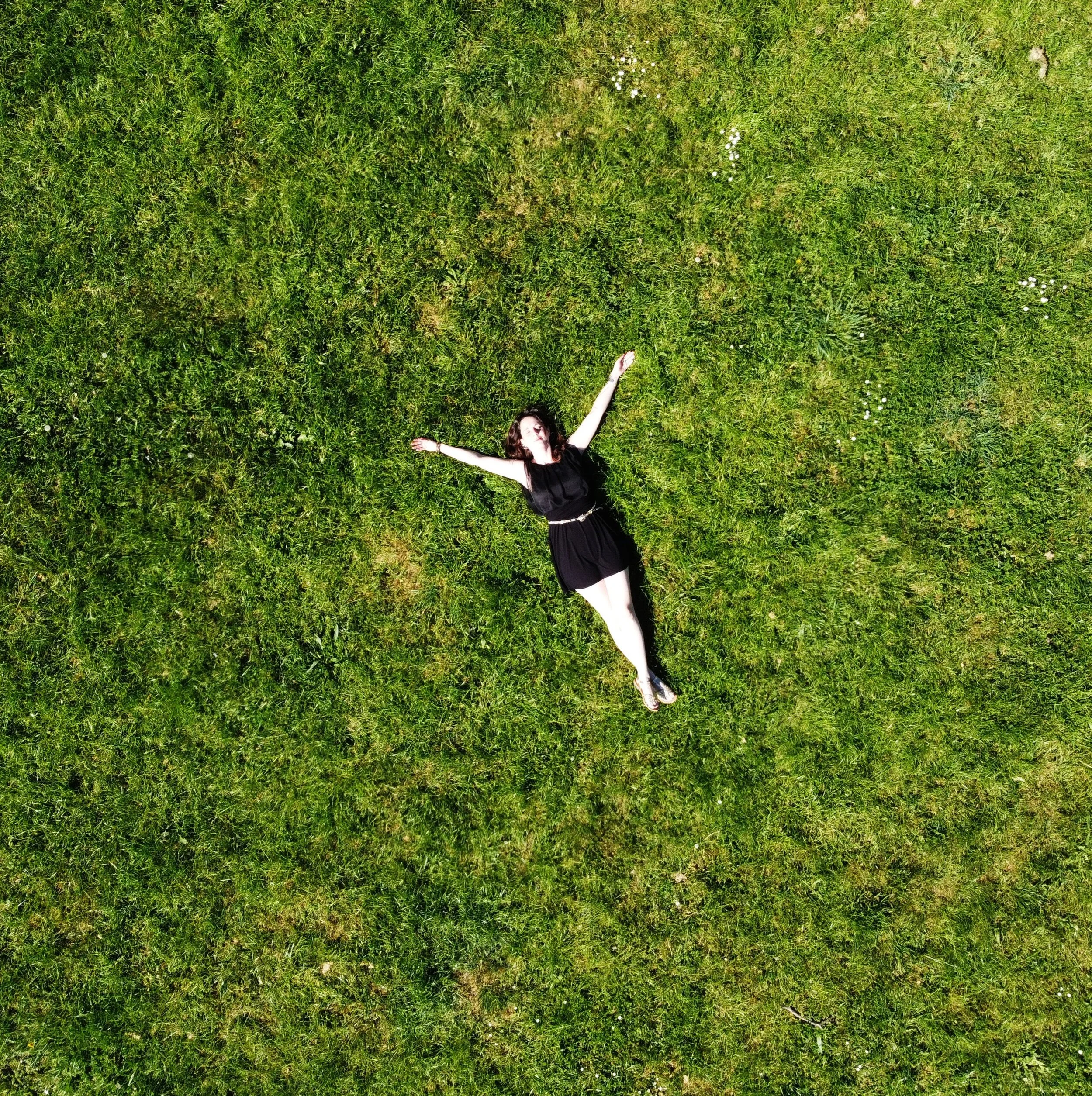 femme allongée dans l'herbe