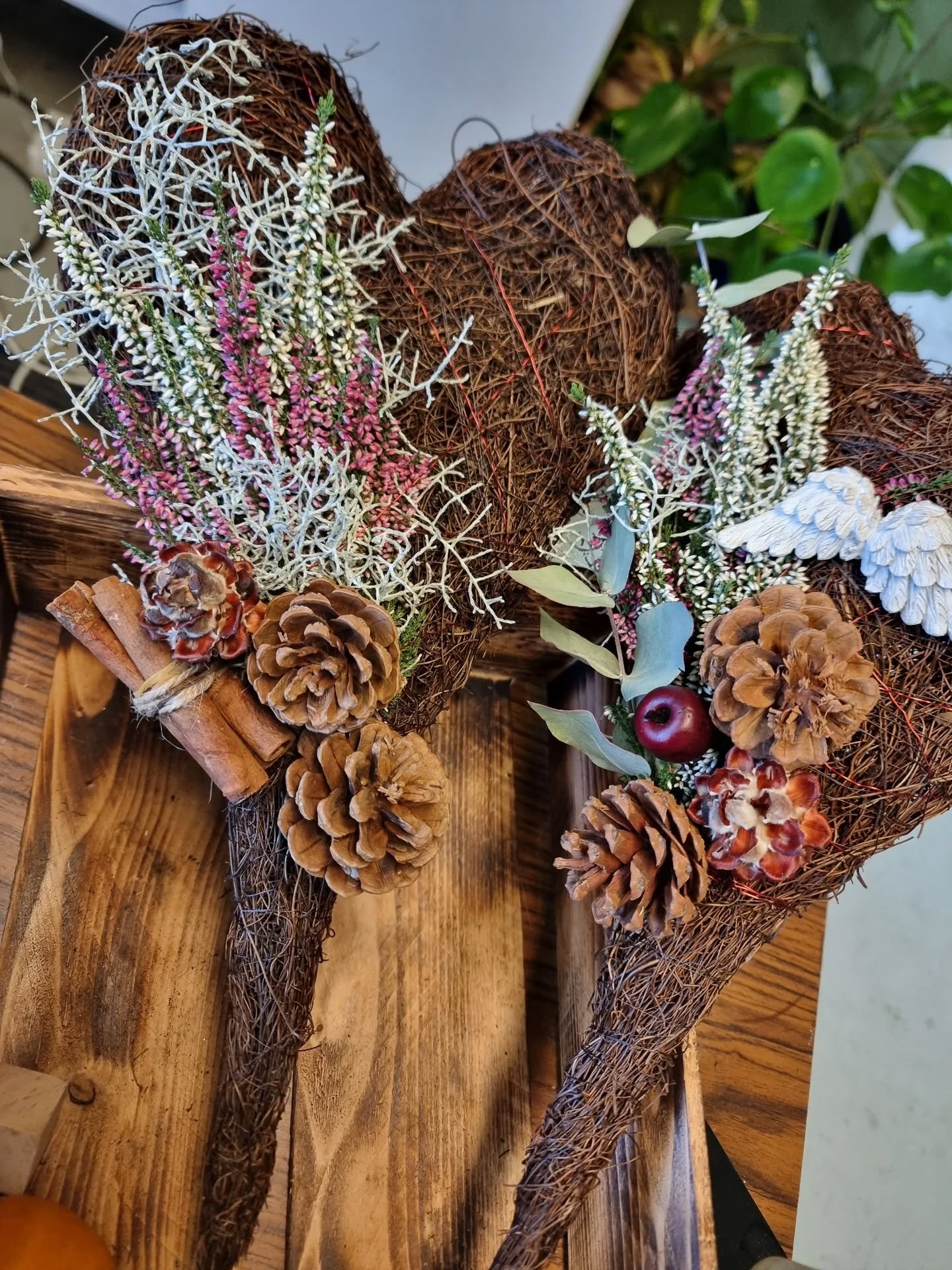 Hej alla !
D&aring; &auml;r vi tillbaka 🙌 v&auml;lkommen innom p&aring; lite julebutikk , n&auml;sta vecka kommer de barr och lite annat gr&ouml;nt f&ouml;r kransbindning , kanske en &aring; annan blomster ocks&aring; !

Vi k&ouml;r med 30 % p&aring