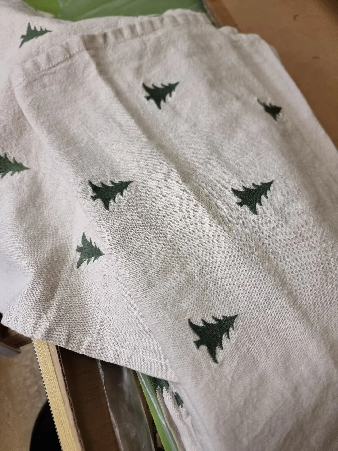 N&auml;men titta vad som kom idag , 
Bordsl&ouml;pare med sm&aring; broderade granar , 100% bomull , 229,- 🎄
