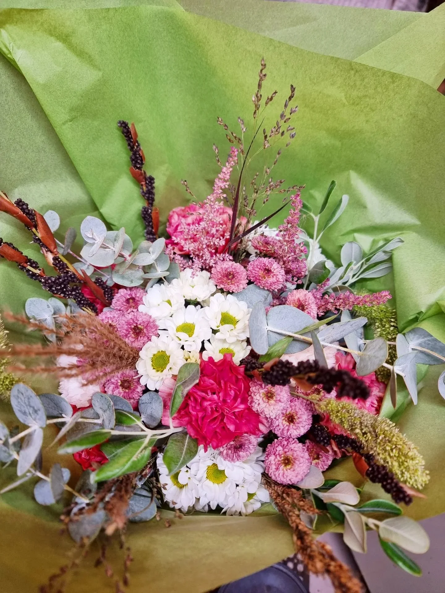 WE ARE OPEN ✨️
&auml;ntligen &auml;r vi tillbaka p&aring; plats , vi har l&auml;ngtat att f&aring; m&ouml;ta er alla igen och vi har fyllt p&aring; med lite nya plantor 🌿  vi startar med ett pang och direkt b&ouml;rjar ordna inf&ouml;r morsdag , buk