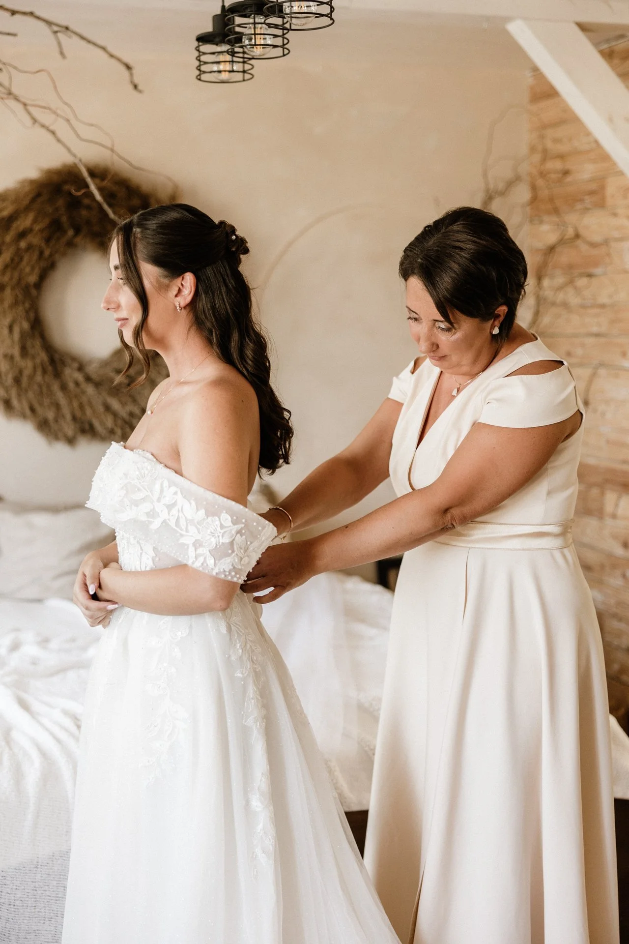 Készülődés a menyasszonyi lakosztályban