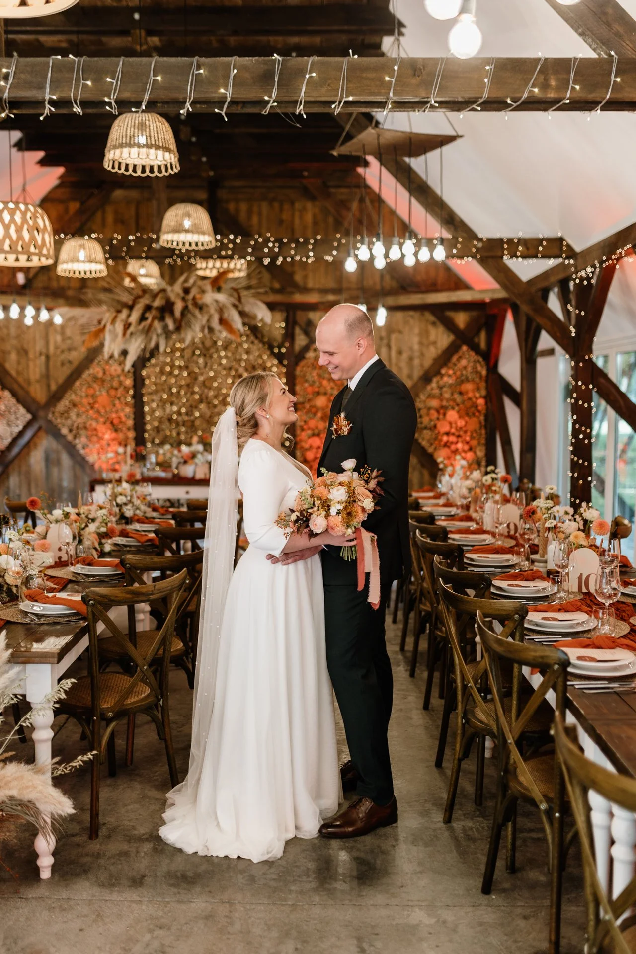 Elegáns rusztikus pajta dekoráció, amerikai pajta habulatban. Boldog szerelmes pár Nagy napját ünnepli