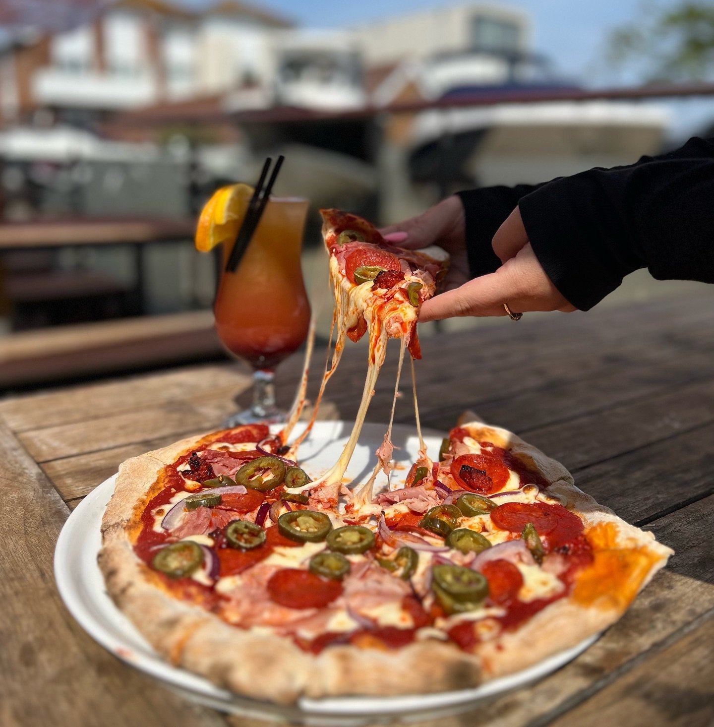 Just look at that 🧀 PULL 🍕 

Thursdays are for pizza. (And wine!) 👀