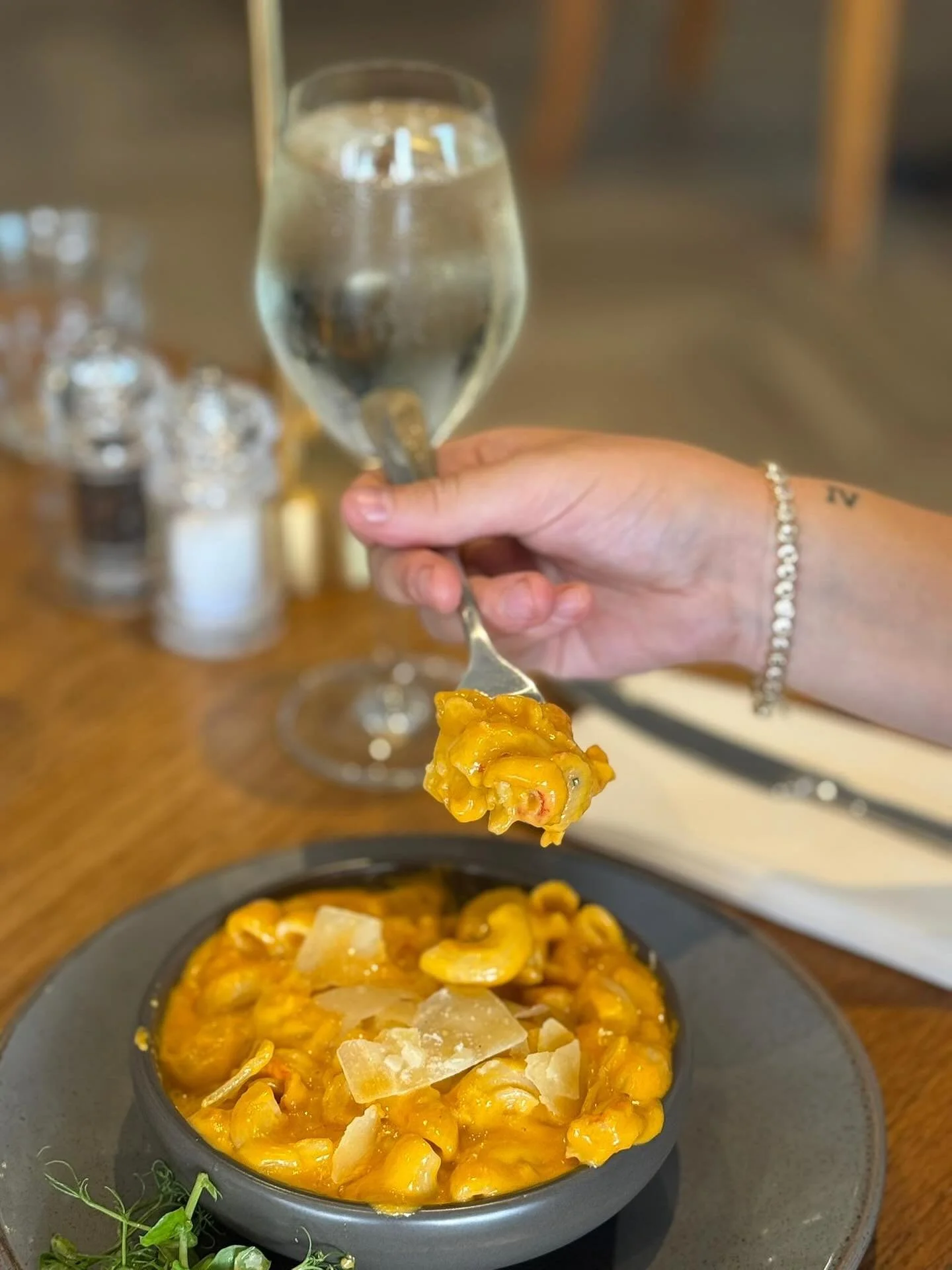 I don&rsquo;t think a lot beats a cheesy Mac n Cheese 🧀 

Brand new to our menu&hellip;👀