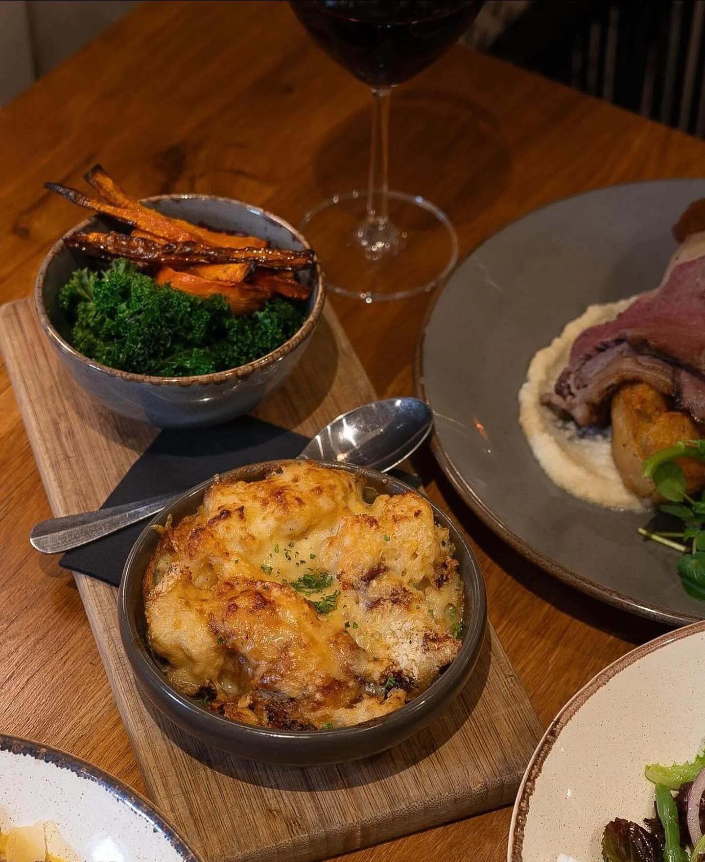 It&rsquo;s all about those Sunday sides&hellip;🤩 

Who else is completely and utterly obsessed with cauli cheese? You&rsquo;re about to get way more obsessed with ours&hellip; 

Head down today for your Sunday roastie!