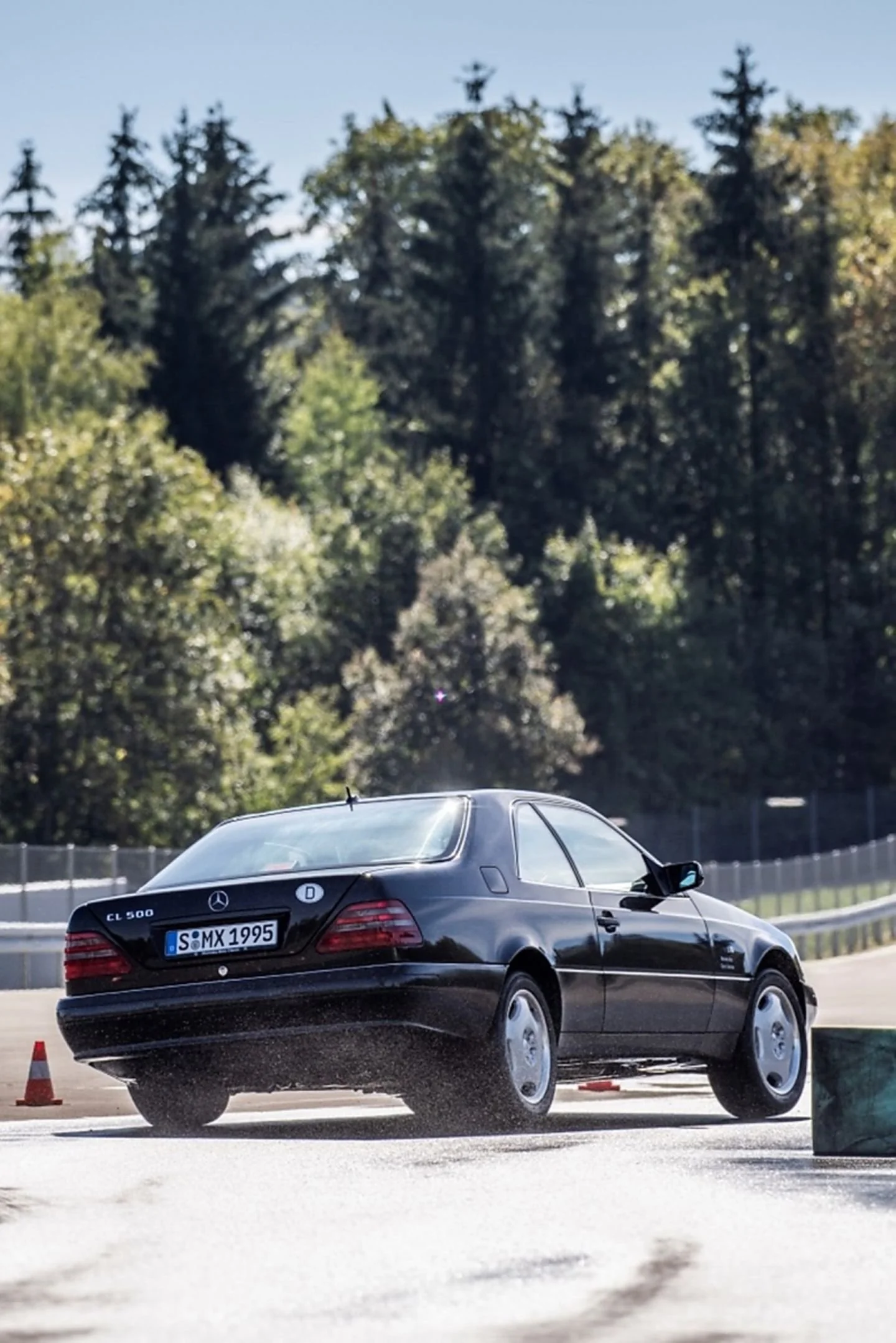 Heinz Leiber & Dr. Anton van Zanten testing the Mercedes-Benz S-Class ©press-inform