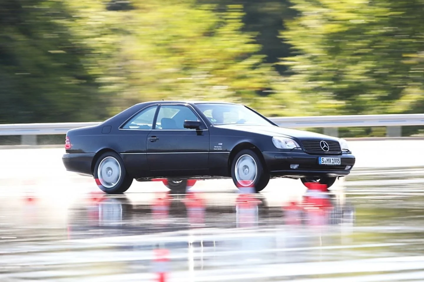 Heinz Leiber & Dr. Anton van Zanten testing the Mercedes-Benz S-Class ©press-inform