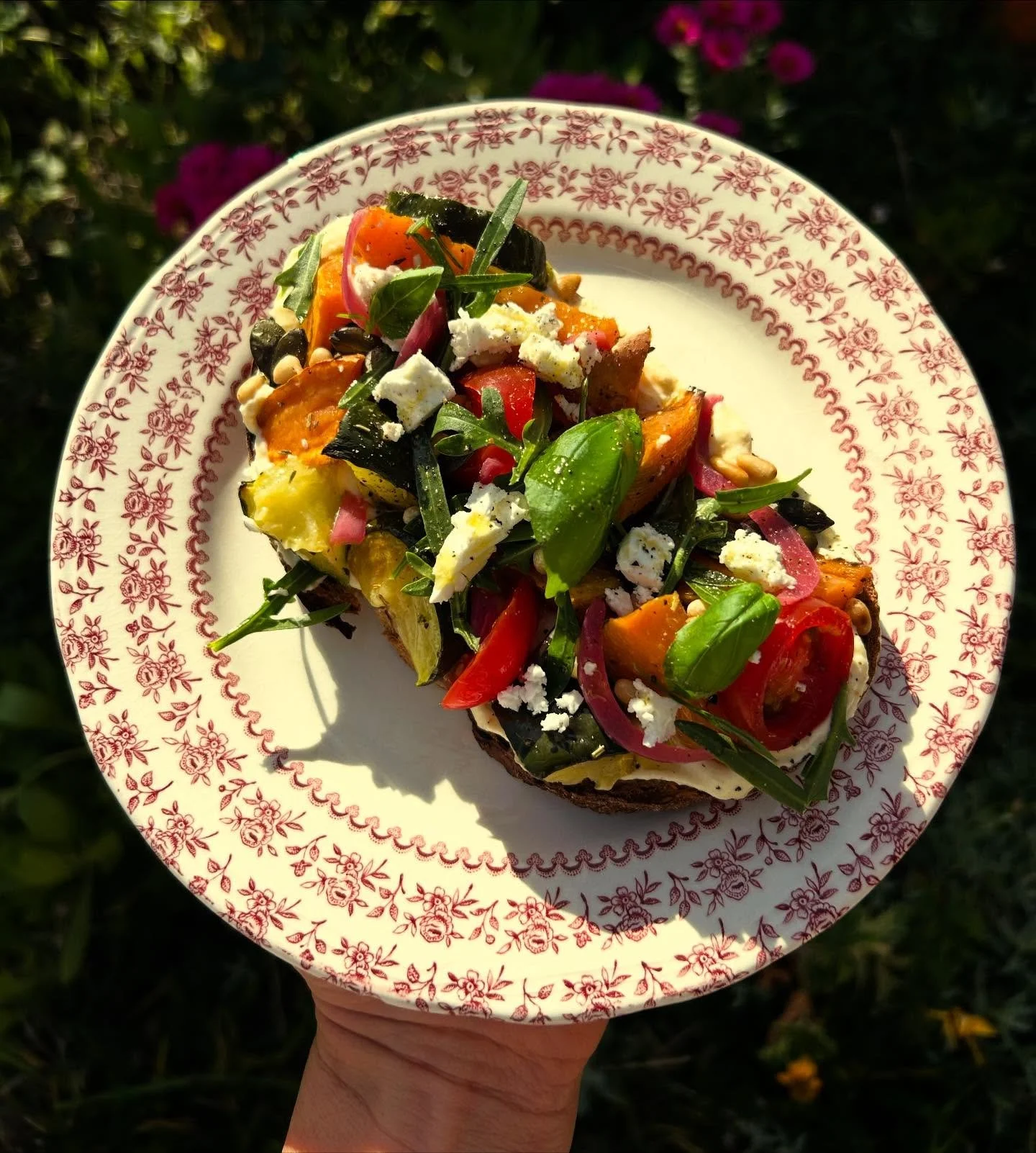 🤤 Dit is een van onze lunchfavorieten geworden...! Knapperig zuurdesembrood met gezonde mayonaise, veel gegrilde groenten, zelfgemaakte augurken, zaden en bloemen uit de tuin.