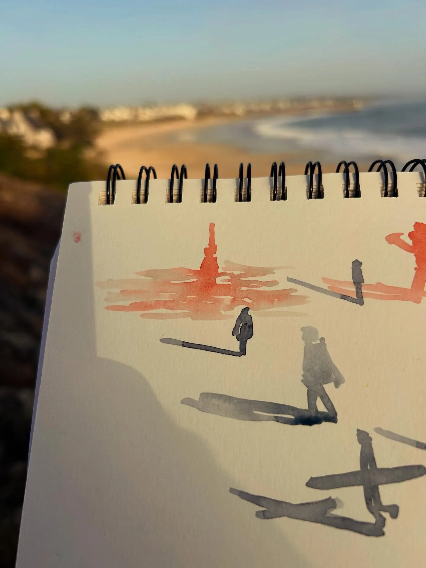 😊 I Can&rsquo;t wait to share creative moments like this during the upcoming Surf &amp; Art week this spring!
.
👉 Yesterday we went for a bike ride and took a moment to look at a surf spot and soak up the last rays of sunshine. I couldn&rsquo;t res