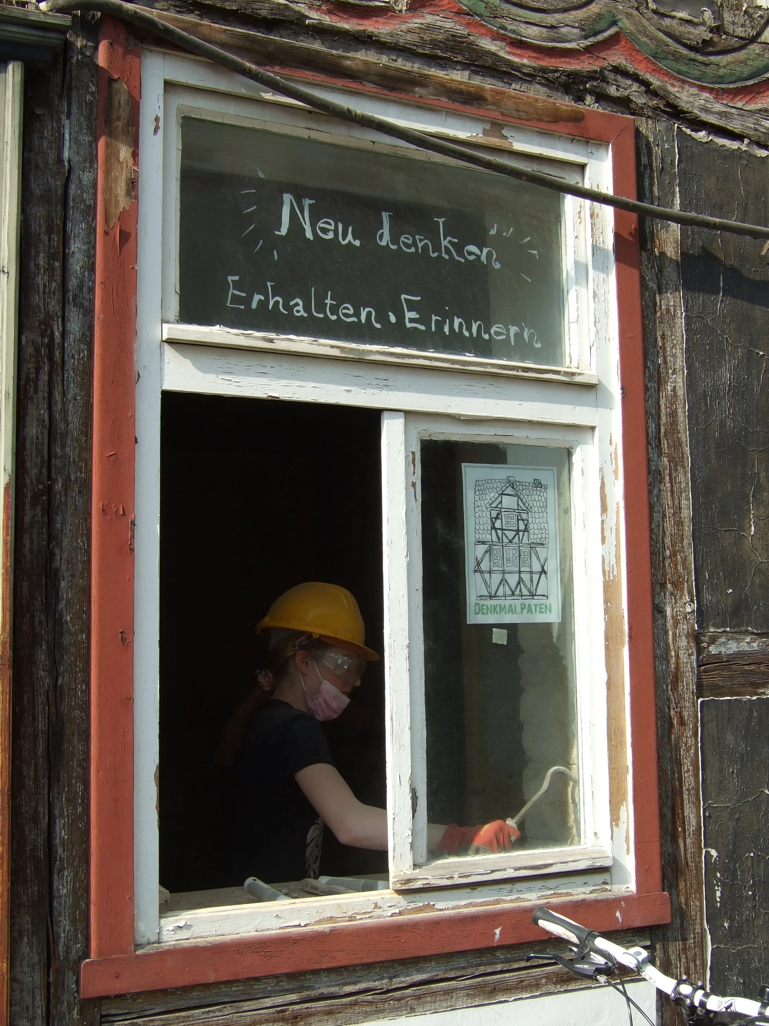 Denkmalpatin im Einsatz am Wolpeterhaus Einbeck.JPG