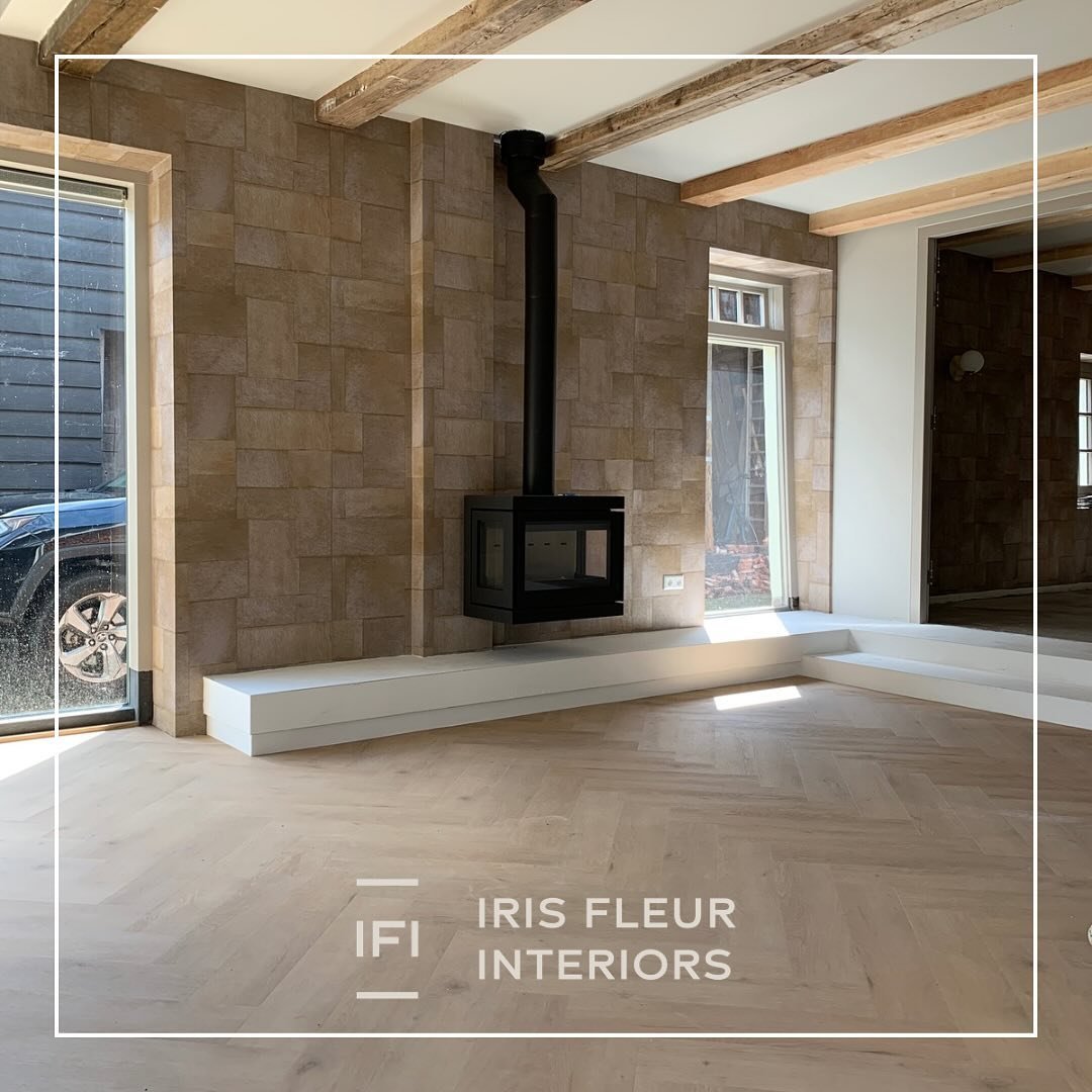 COWS. 

Deze muur is een dikke knipoog naar de oorspronkelijke functie van de ruimte. Het &lsquo;look a like&rsquo; lederen behang van @artewalls verwijst naar de voormalige koeienstallen en loop over de hele lengte van de woning, wat een verbindende