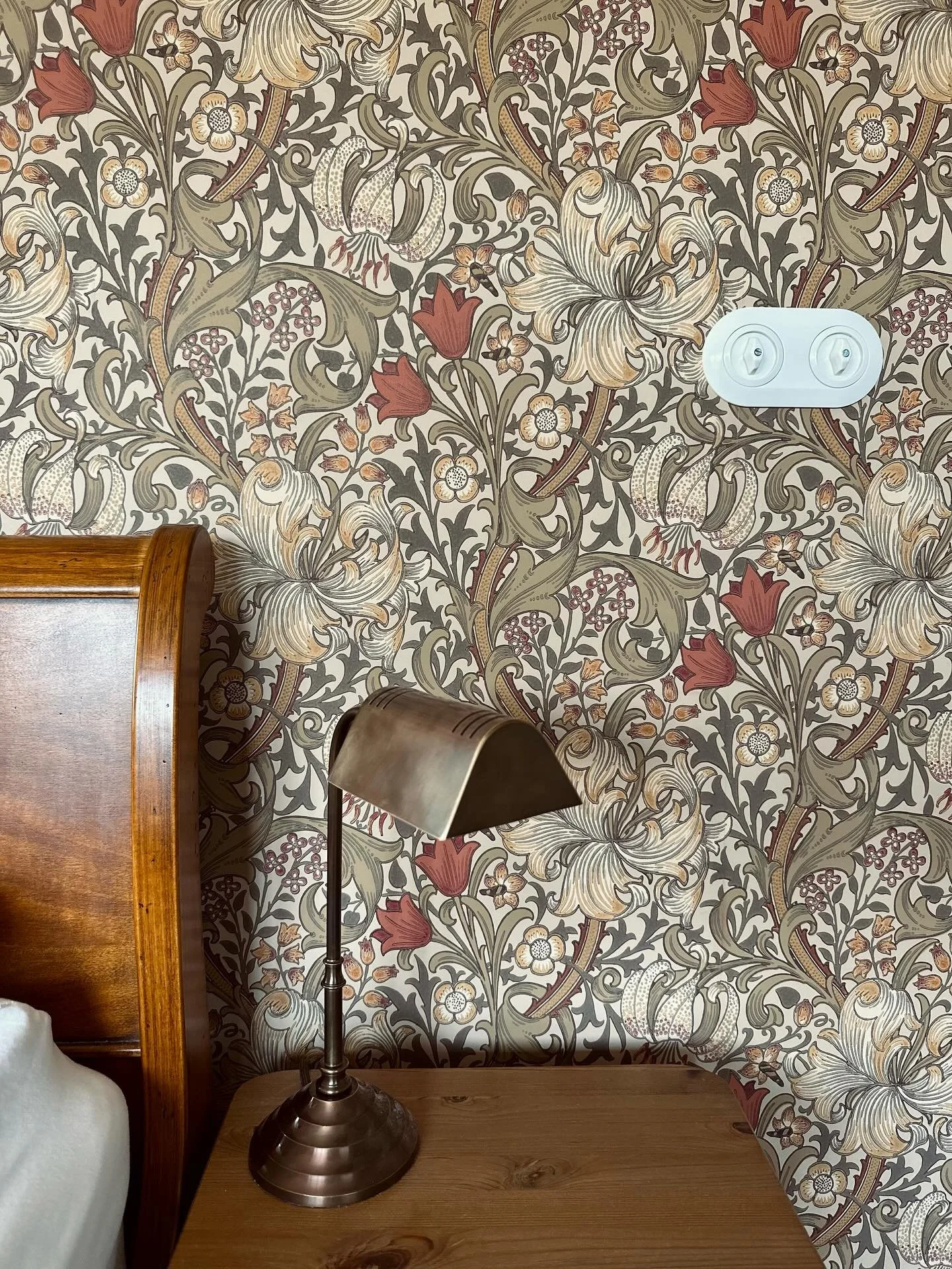 WALLPAPER. 

Het project ENGLISH COUNTRY HOUSE in Vogelenzang begint al aardig vorm te krijgen. Hierbij wat prachtige details van het behang en de custom made wandlampen. 

Behang: Elitis en Morris &amp; co 
Armaturen: @jan_best_verlichting 

#interi