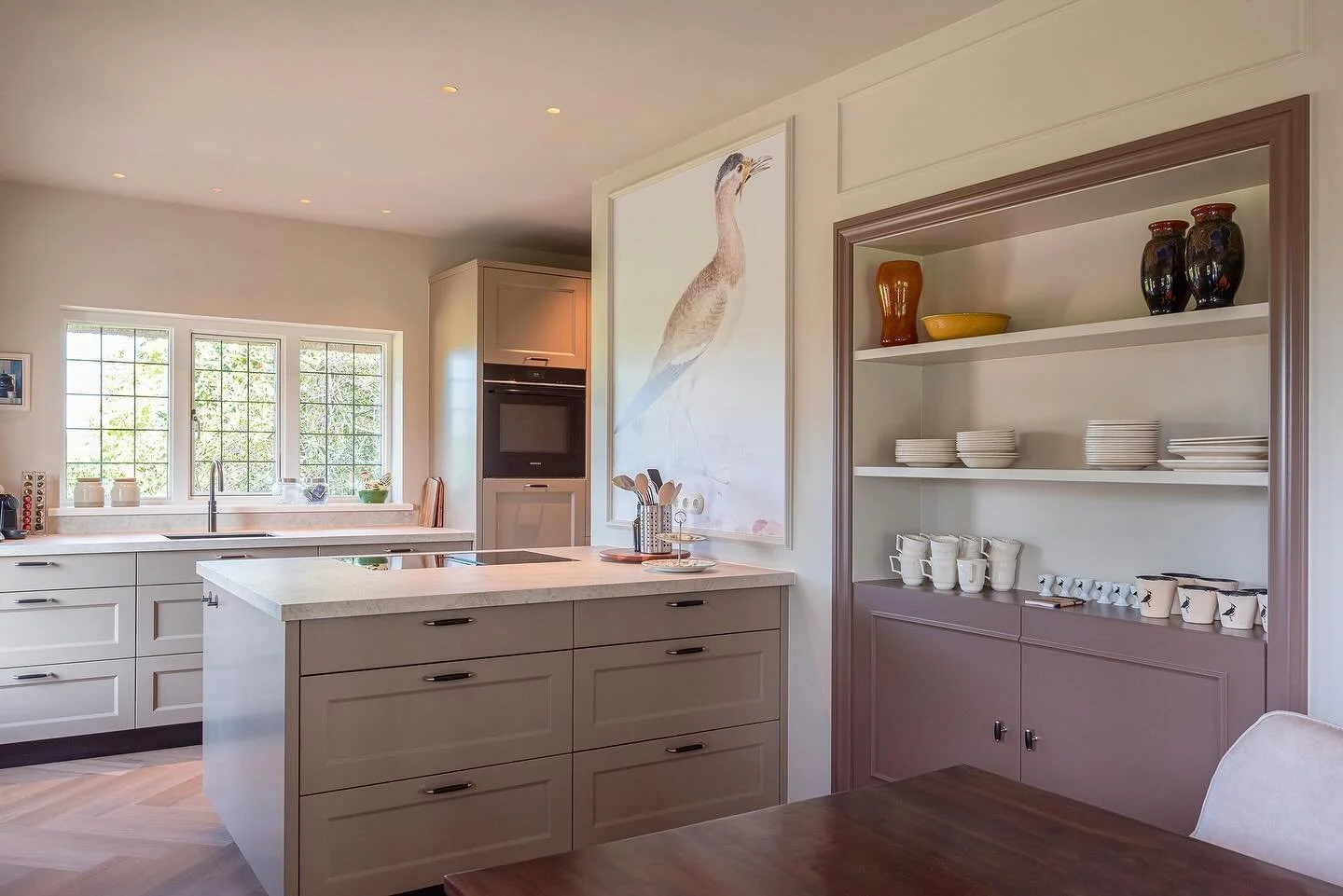 ENGLISH COUNTRY HOUSE. 

Voor dit prachtige landhuis was het tijd voor een update en liefde. De wens was moderniseren maar met behoud wand het Engelse landhuis gevoel. Authentieke elementen gecombineerd met hedendaagse luxe. Hierbij het resultaat van