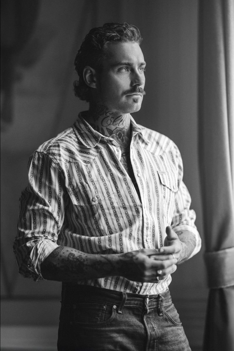 Douwe Bob announces new album ‘OUTCAST TOWN’